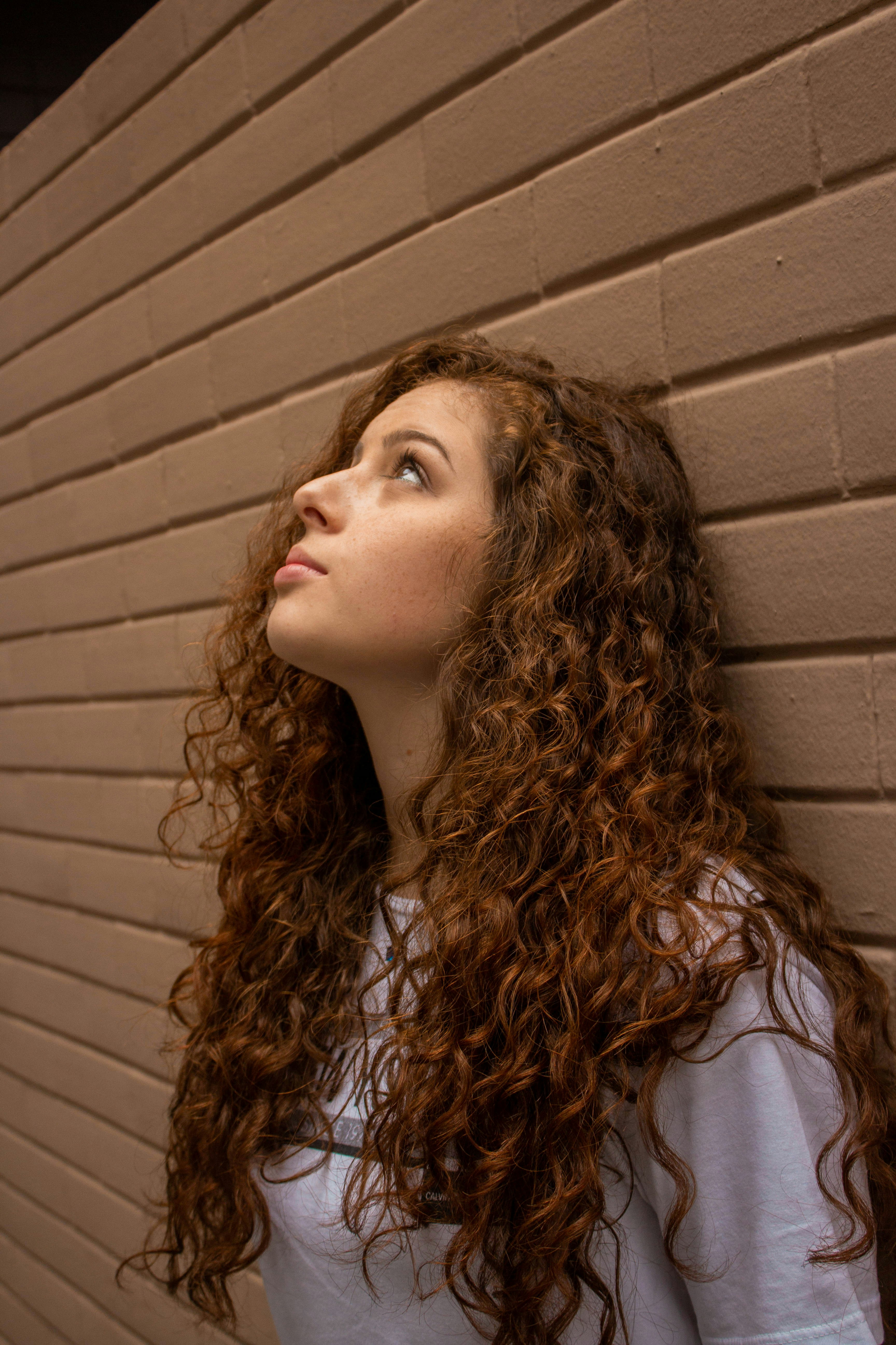 Une jeune femme adossée à un mur | Source : Unsplash