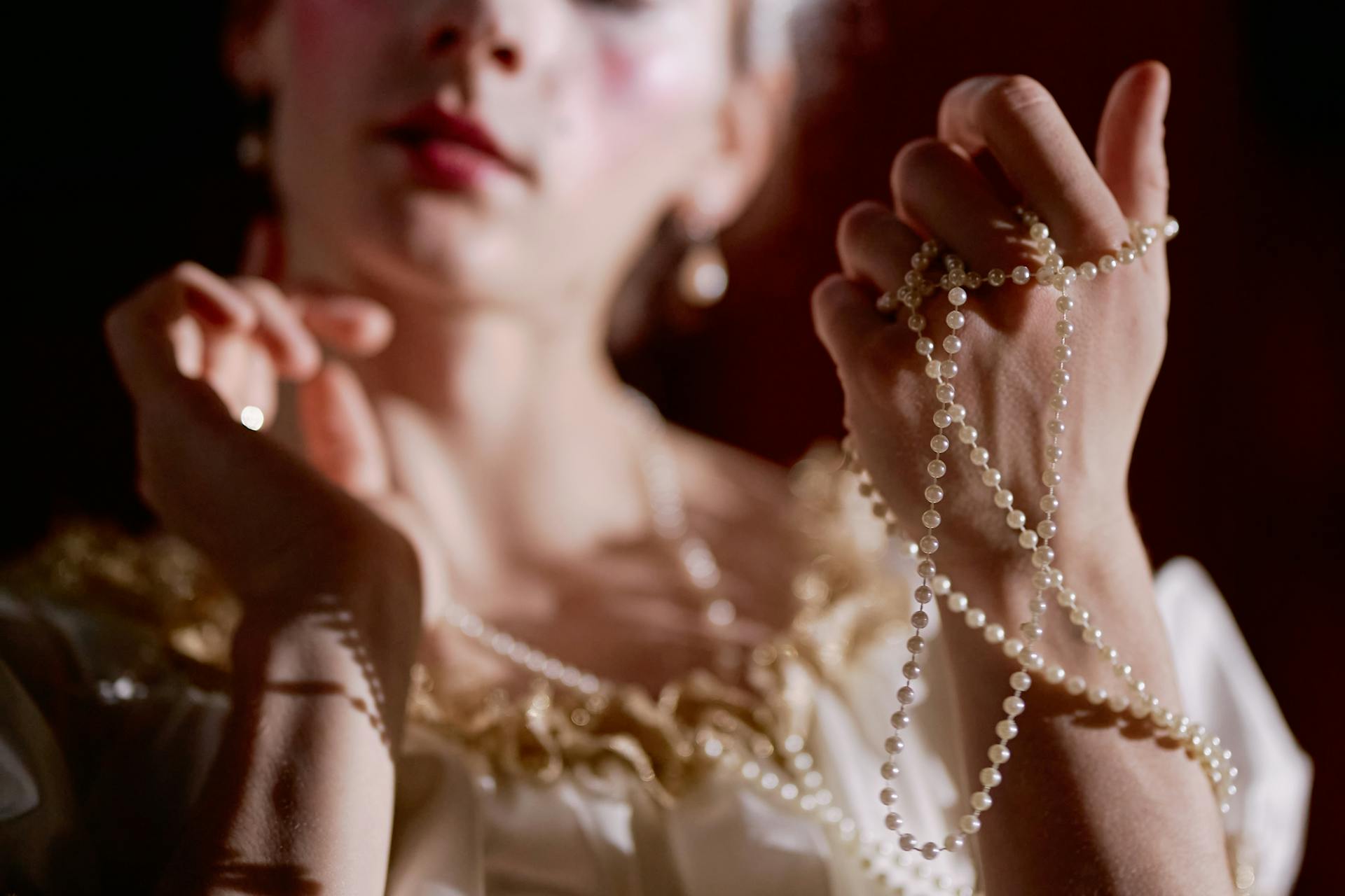 Une femme riche qui s'agite avec des fils de perles | Source : Pexels