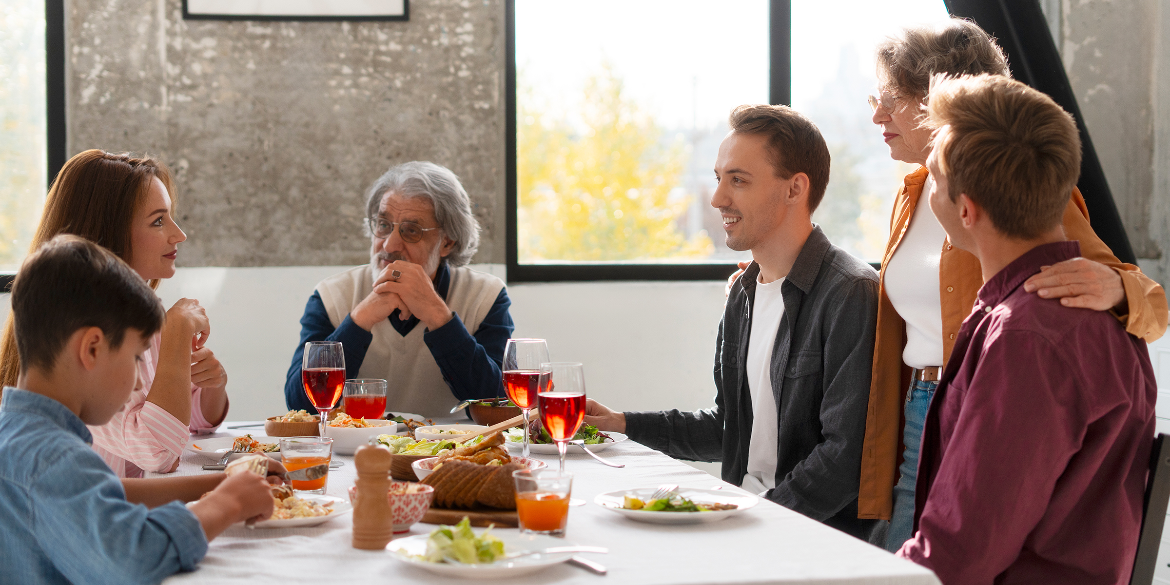 Une famille assise autour d'une table | Source : Freepik