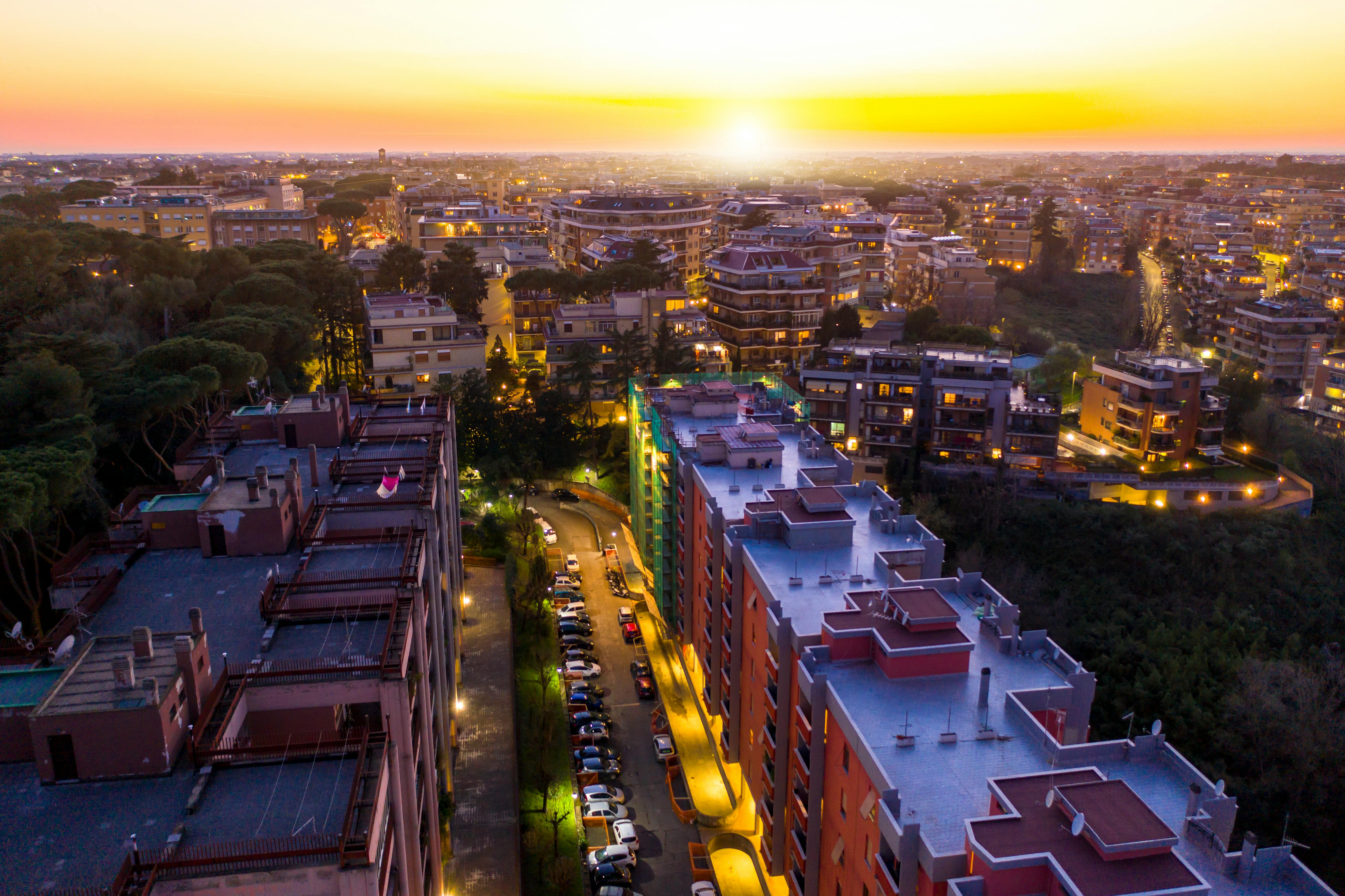 Un coucher de soleil sur un quartier dominé par des immeubles d'habitation | Source : Pexels