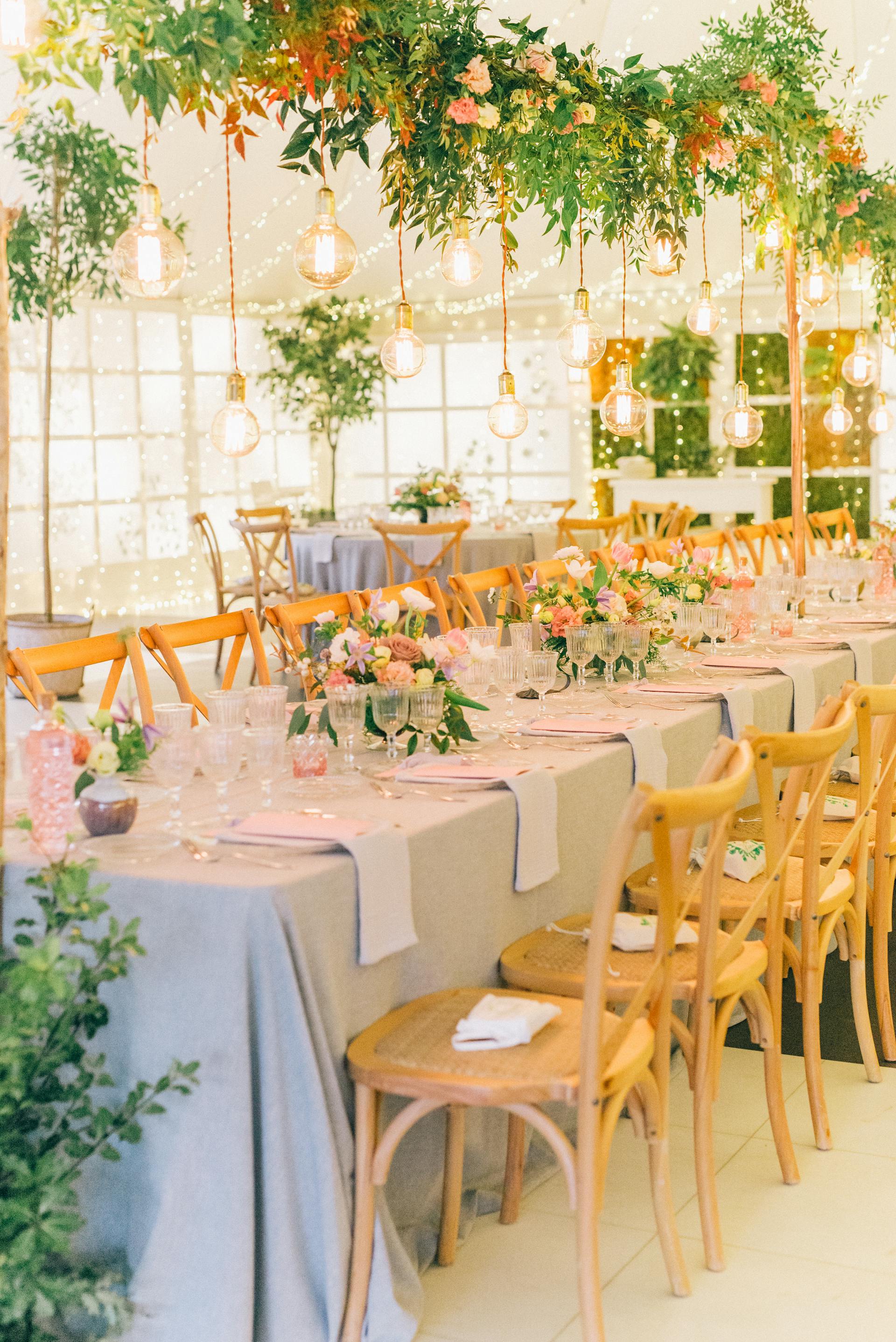 Une table de fête avec des compositions florales | Source : Pexels