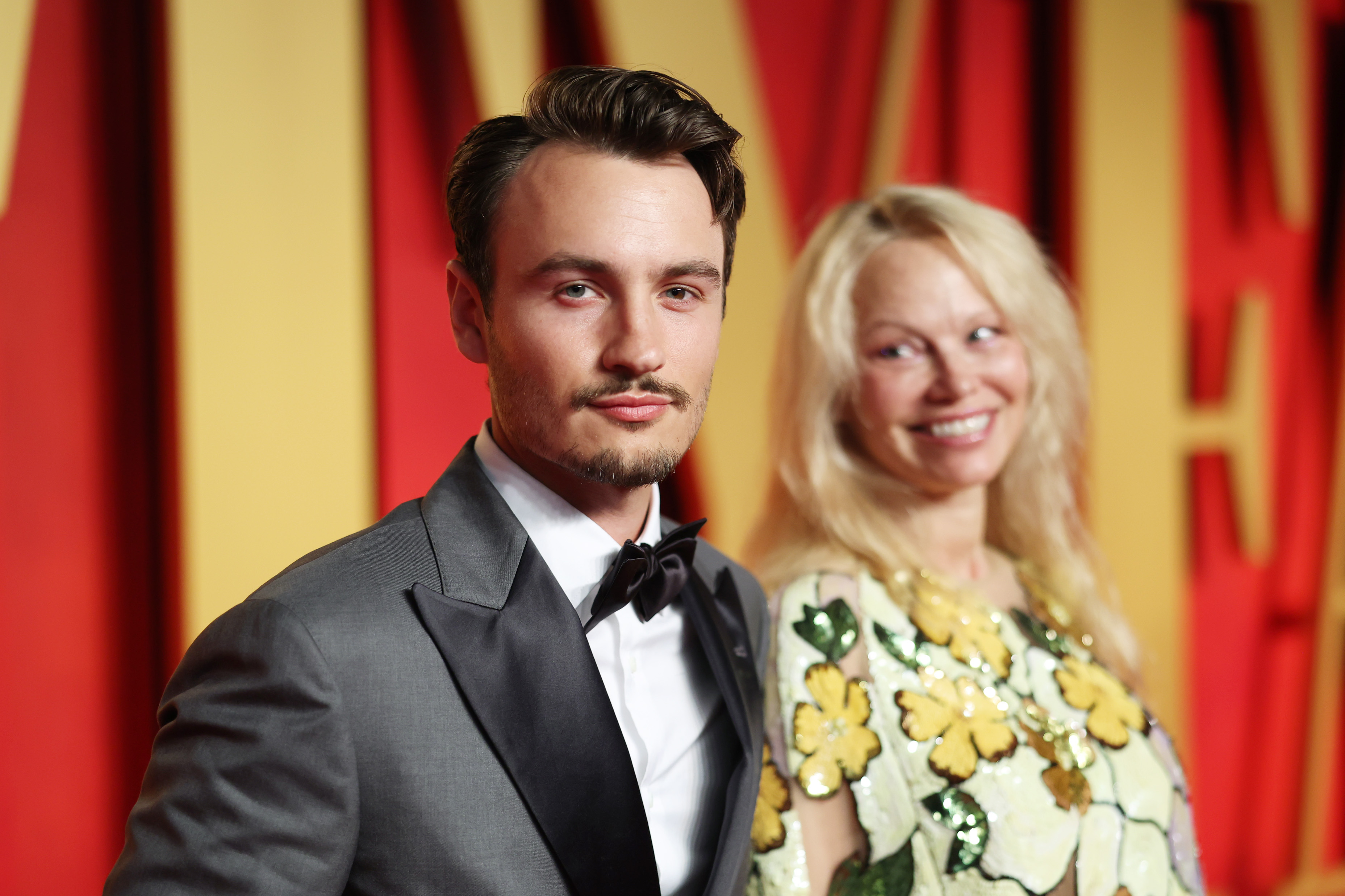 Pamela Anderson regarde Brandon Thomas Lee lors de la soirée des Oscars 2024 de Vanity Fair à Beverly Hills, en Californie, le 10 mars 2024 | Source : Getty Images