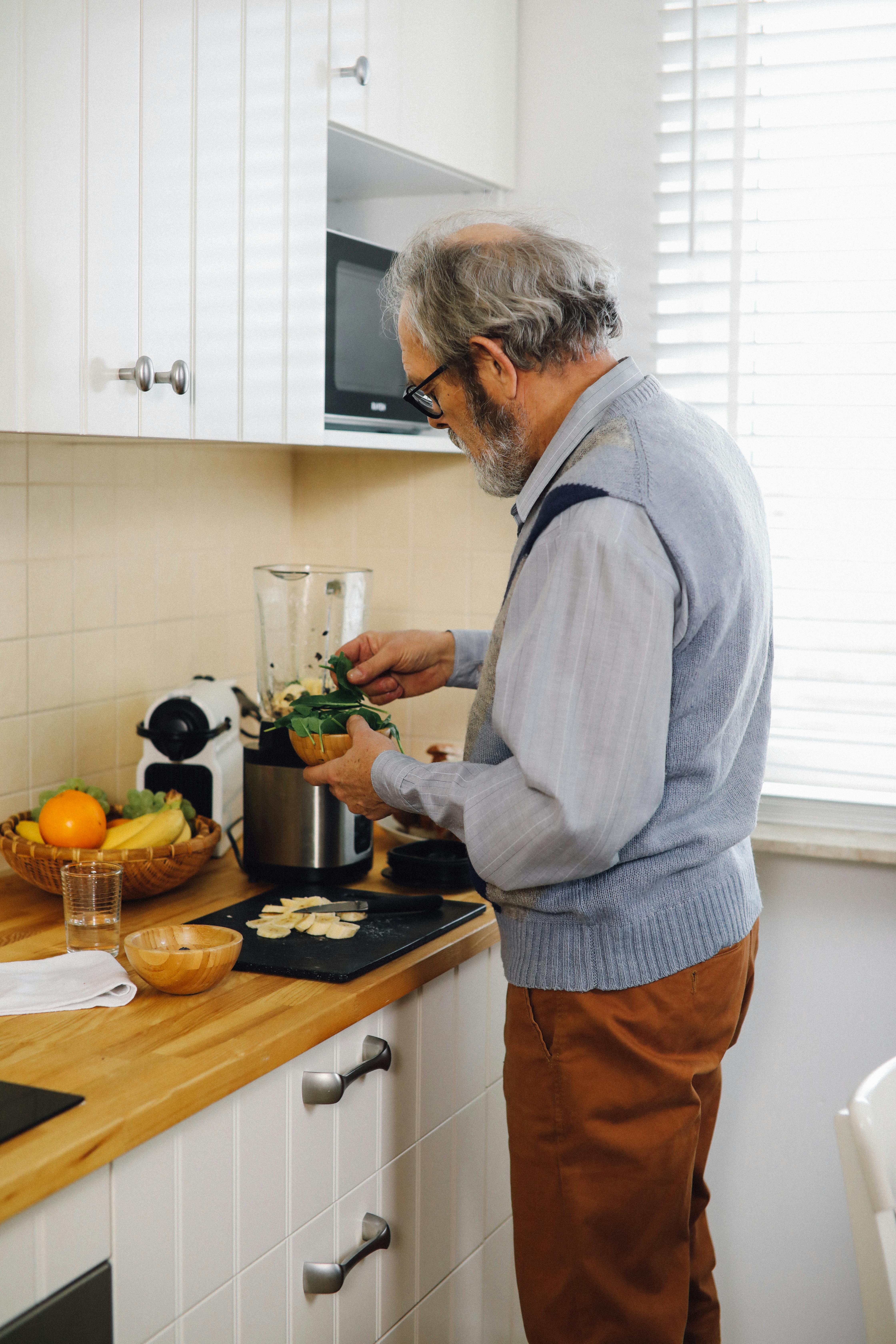 Un homme âgé en train de cuisiner | Source : Pexels