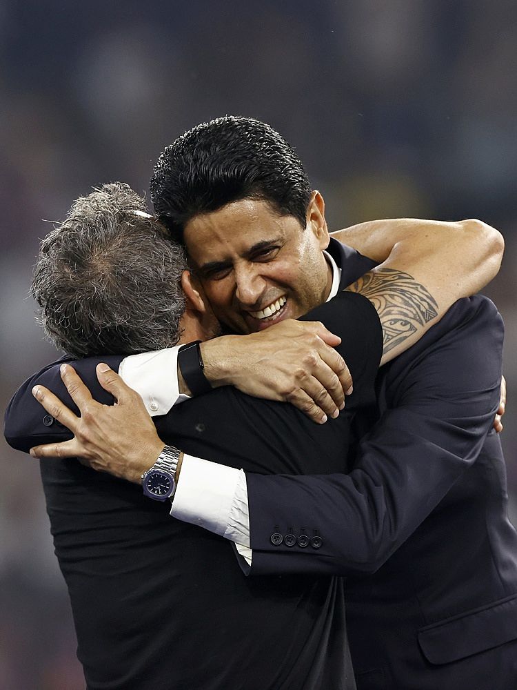 Luis Enrique, et le président du Paris Saint-Germain, Nasser Al-Khelaifi, après la finale de la Ligue des champions de l'UEFA remportée par le Paris Saint-Germain et le FC Internazionale Milano à la Munich Football Arena, le 3 mai. | Source : Getty Images
