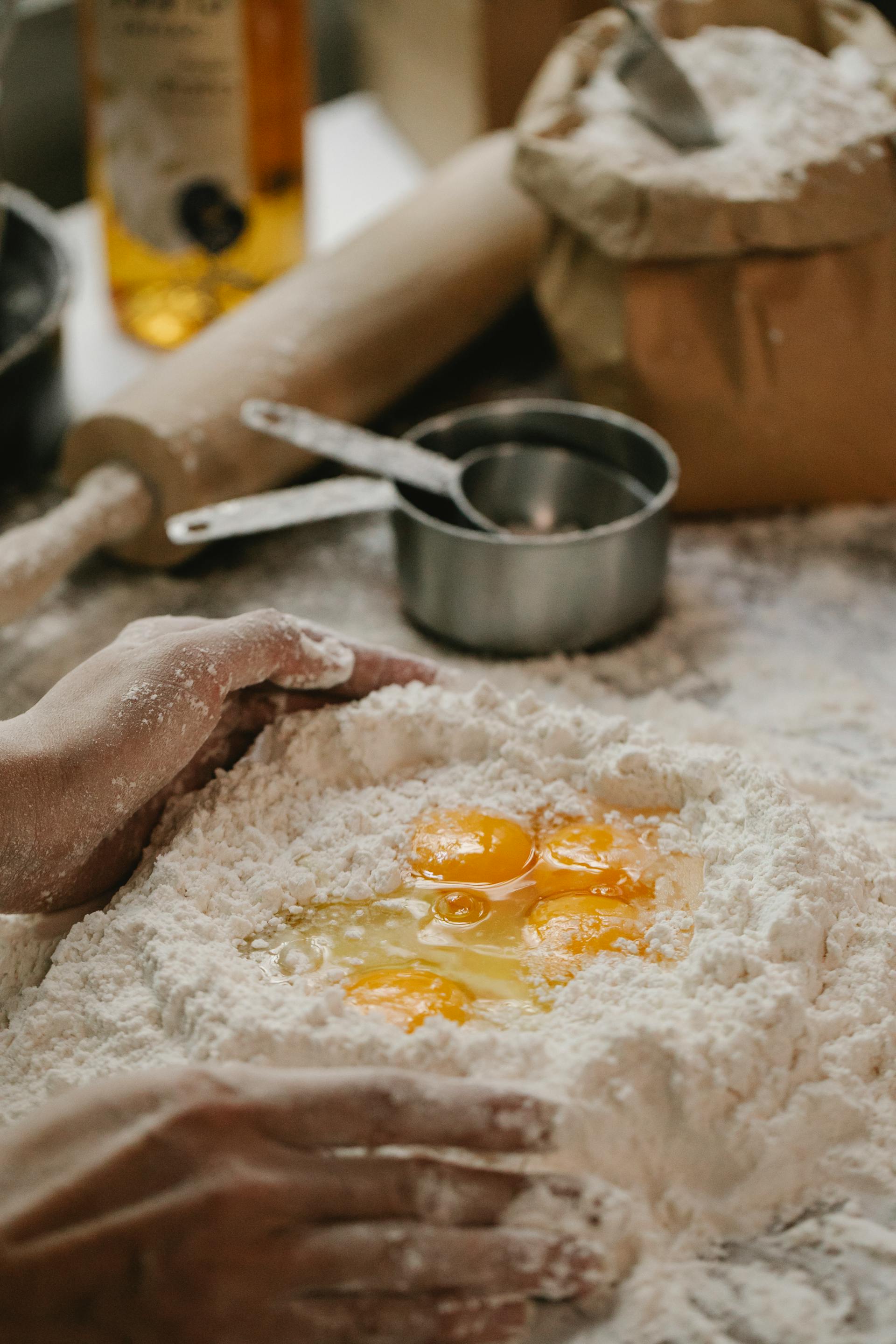 Photo recadrée d'une femme en train de faire de la pâte dans la cuisine | Source : Pexels