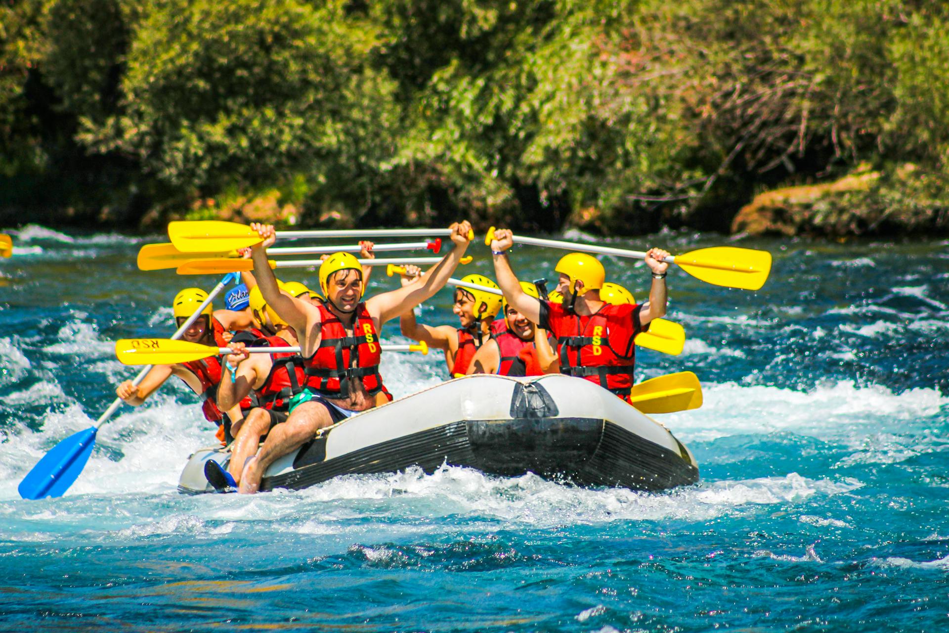 Un groupe de personnes faisant du rafting | Source : Pexels