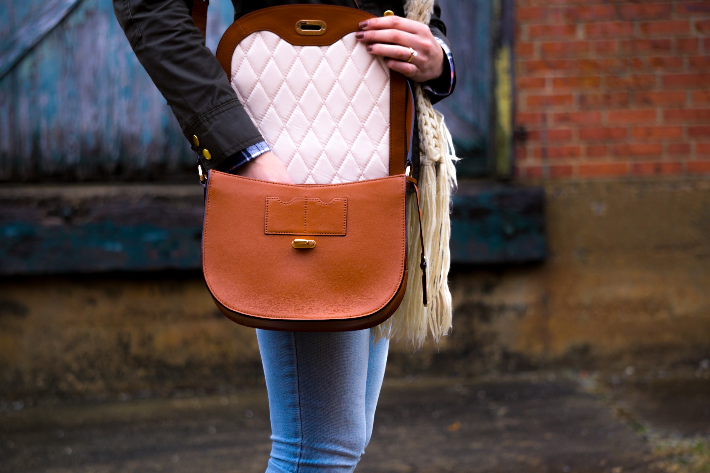 Une femme vérifie son sac à main | Source : Unsplash