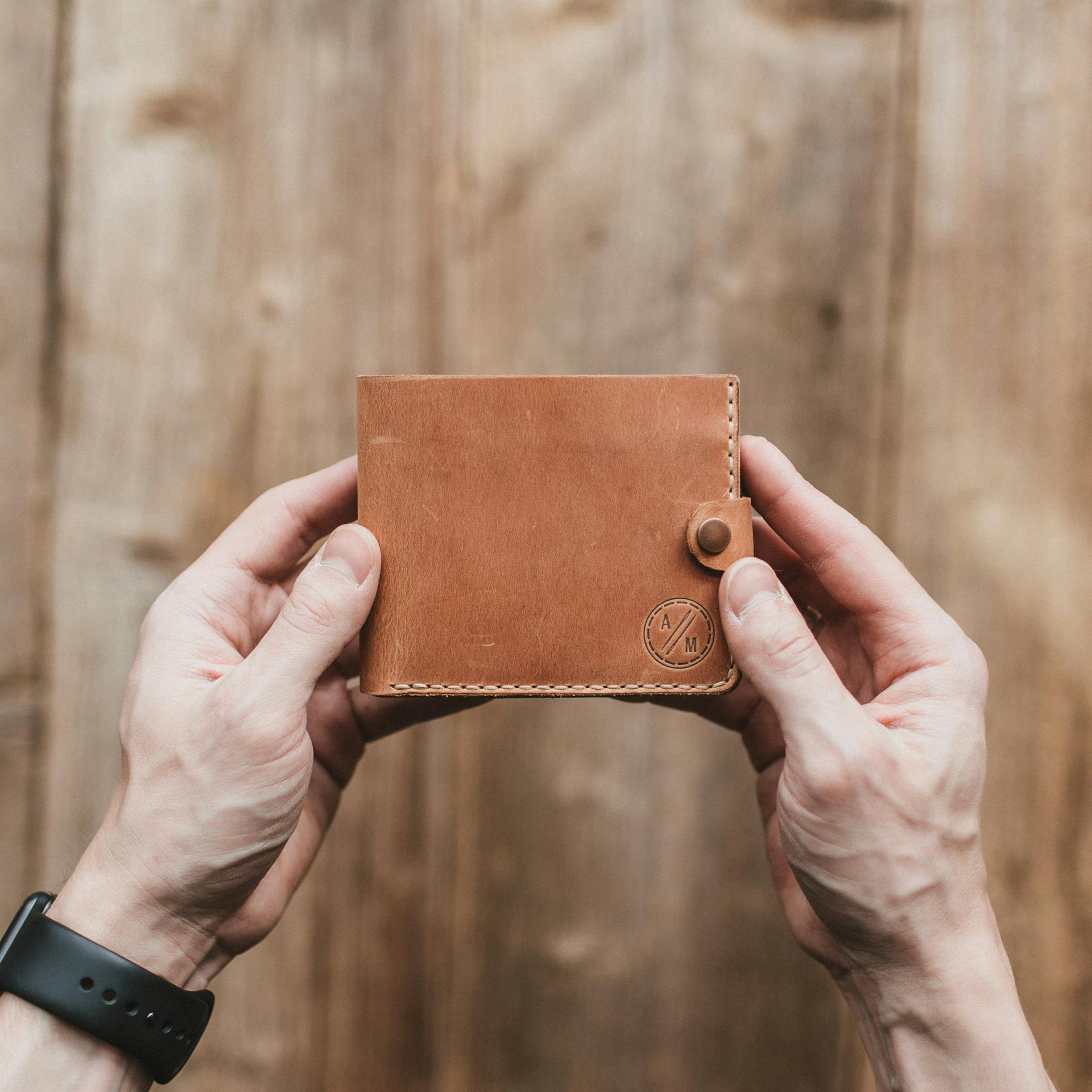 Un homme tenant un portefeuille | Source : Pexels