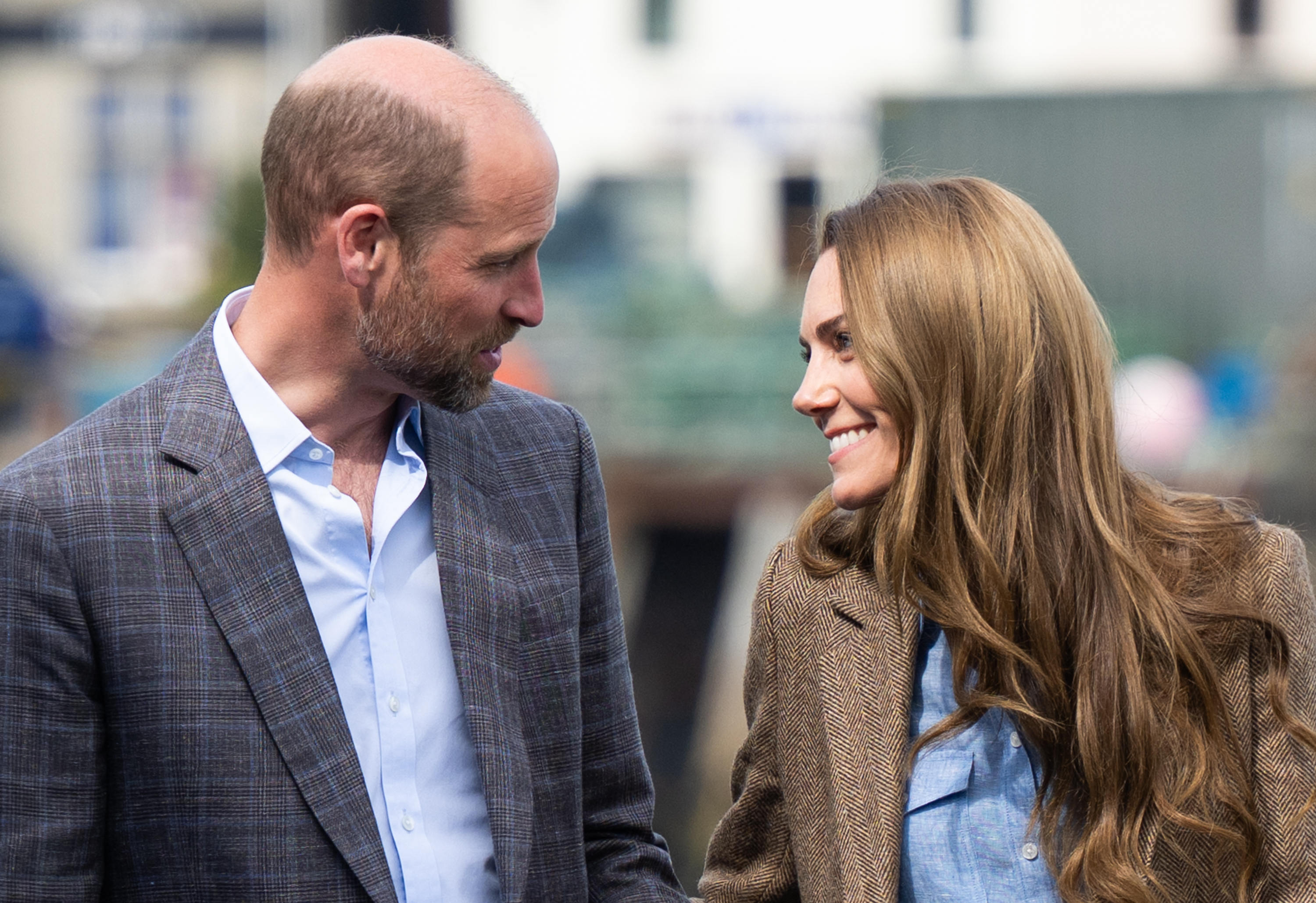 Partageant un moment chaleureux et candide, William et Catherine se sourient l'un à l'autre lors d'une visite de Tobermory. La visite faisait partie d'un voyage de deux jours à travers l'île de Mull et Iona, visant à renforcer les liens avec les communautés rurales et à mettre en valeur l'engagement local.