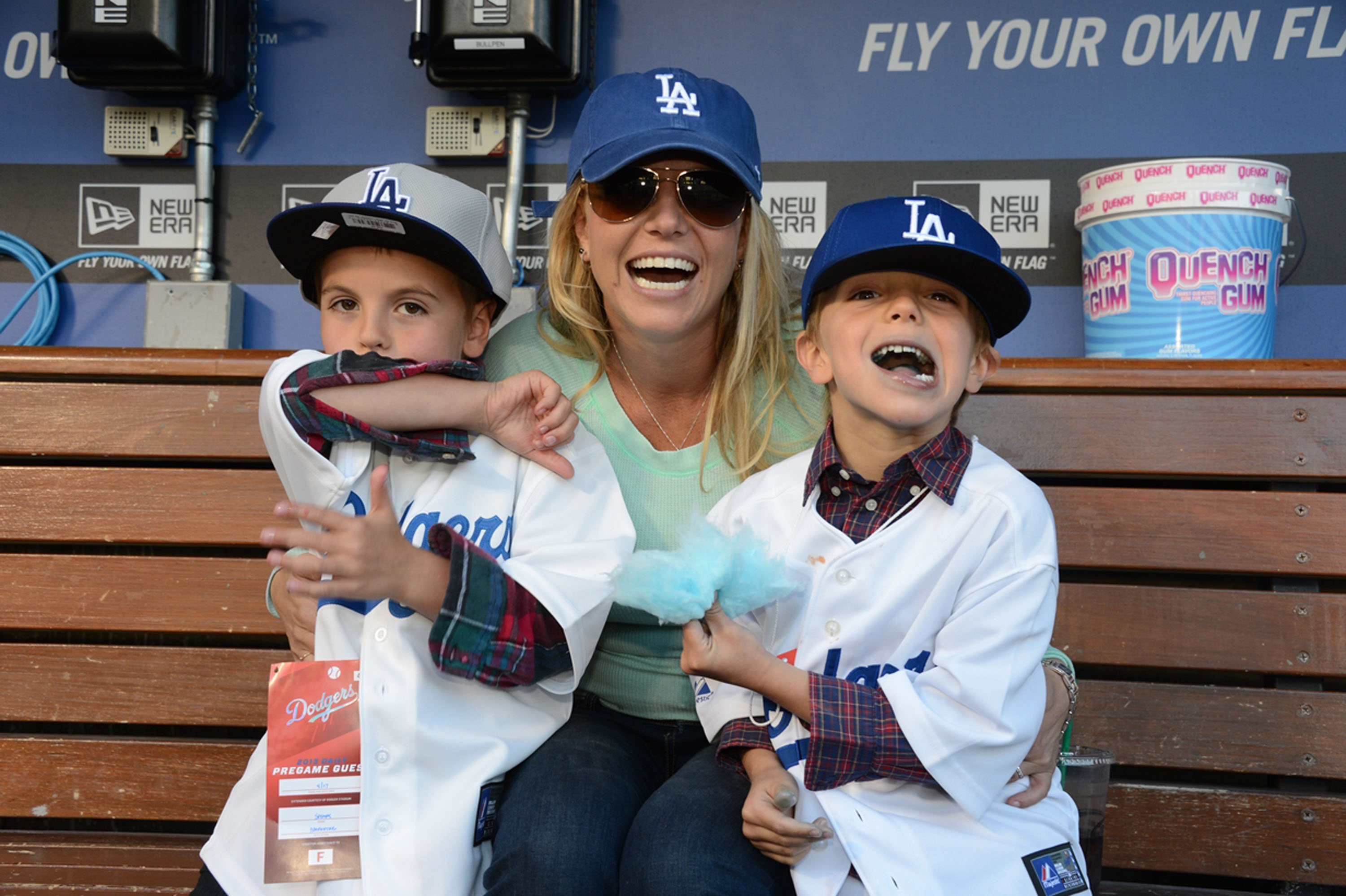Britney Spears pose avec ses fils Sean Preston Federline (G) et Jayden James Federline (D) lors d'un match contre les San Diego Padres au Dodger Stadium le 17 avril 2013 à Los Angeles, en Californie. | Source : Getty Images
