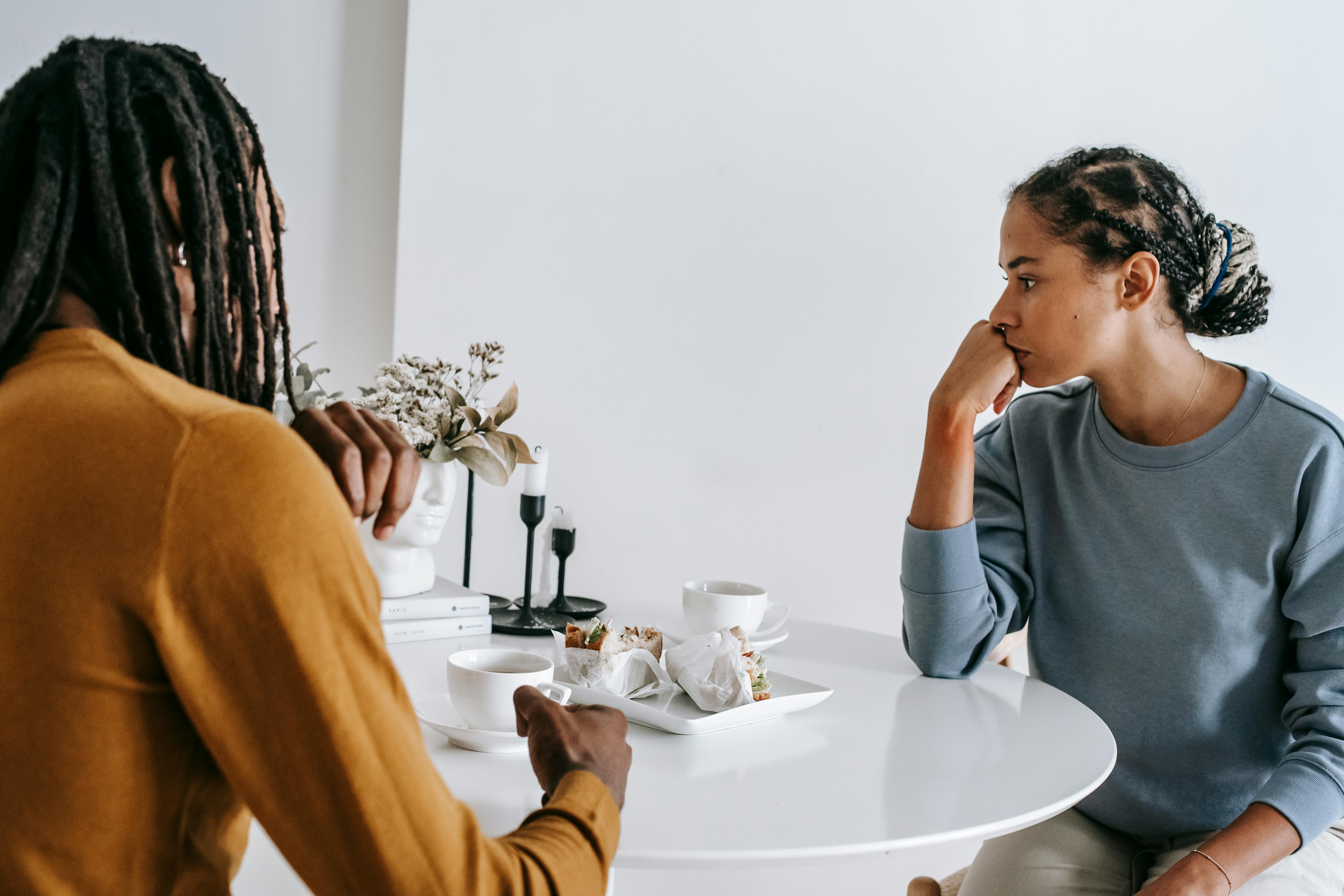 Un couple discutant autour d'un repas | Source : Pexels