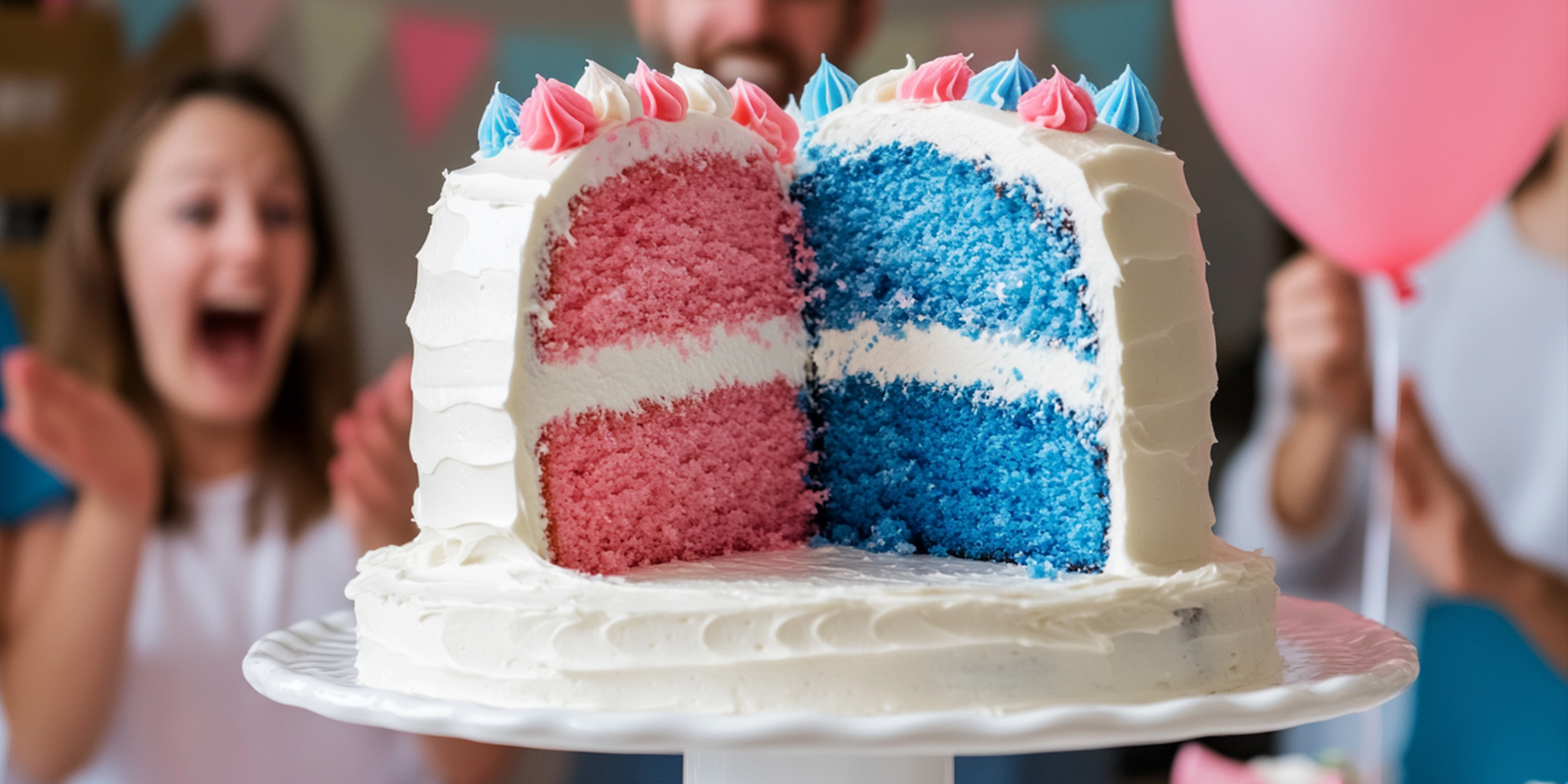 Gâteau de fête de genre joliment décoré avec un intérieur rose et bleu | Source : Midjourney