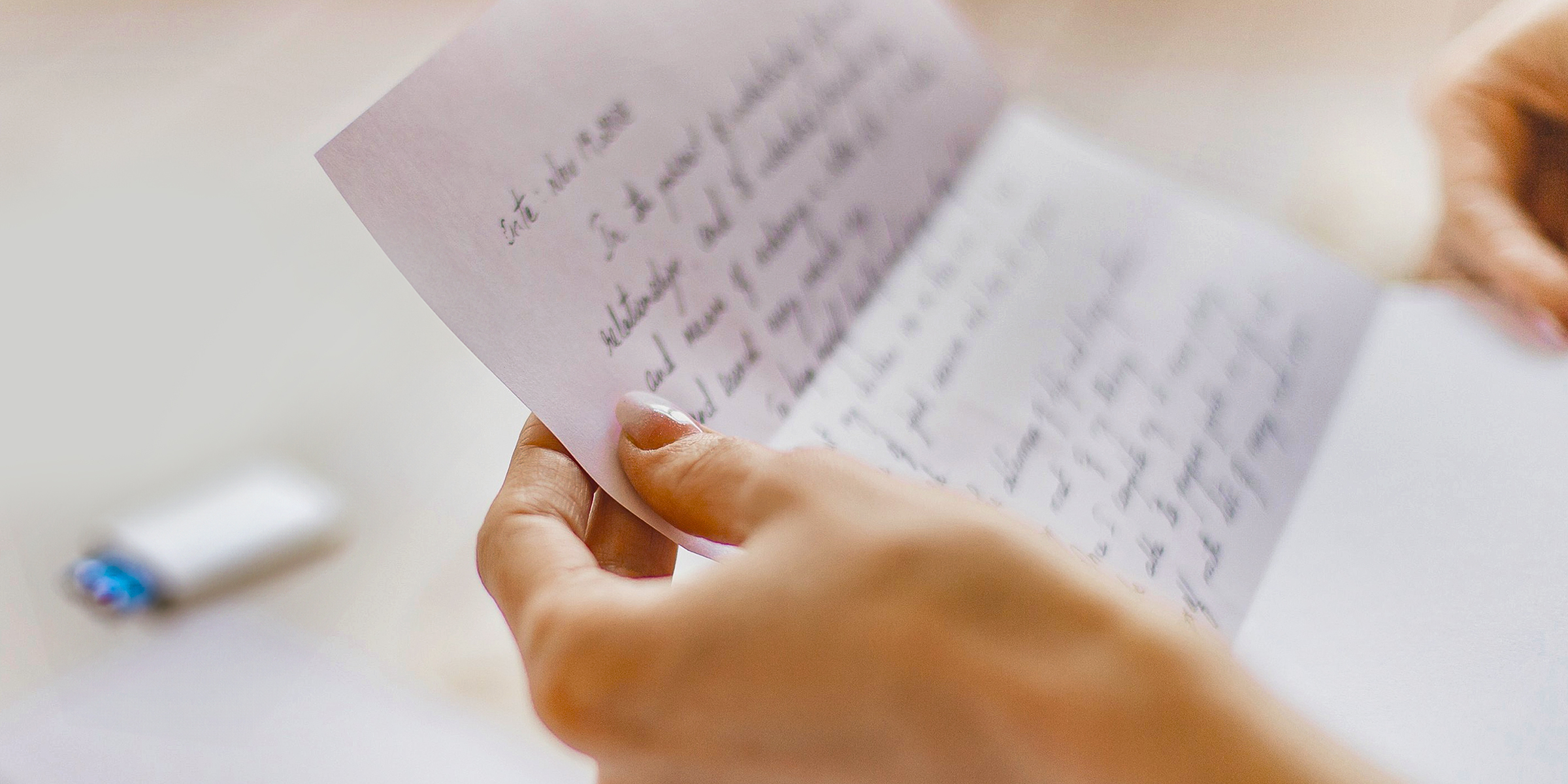 Une note écrite à la main | Source : Shutterstock