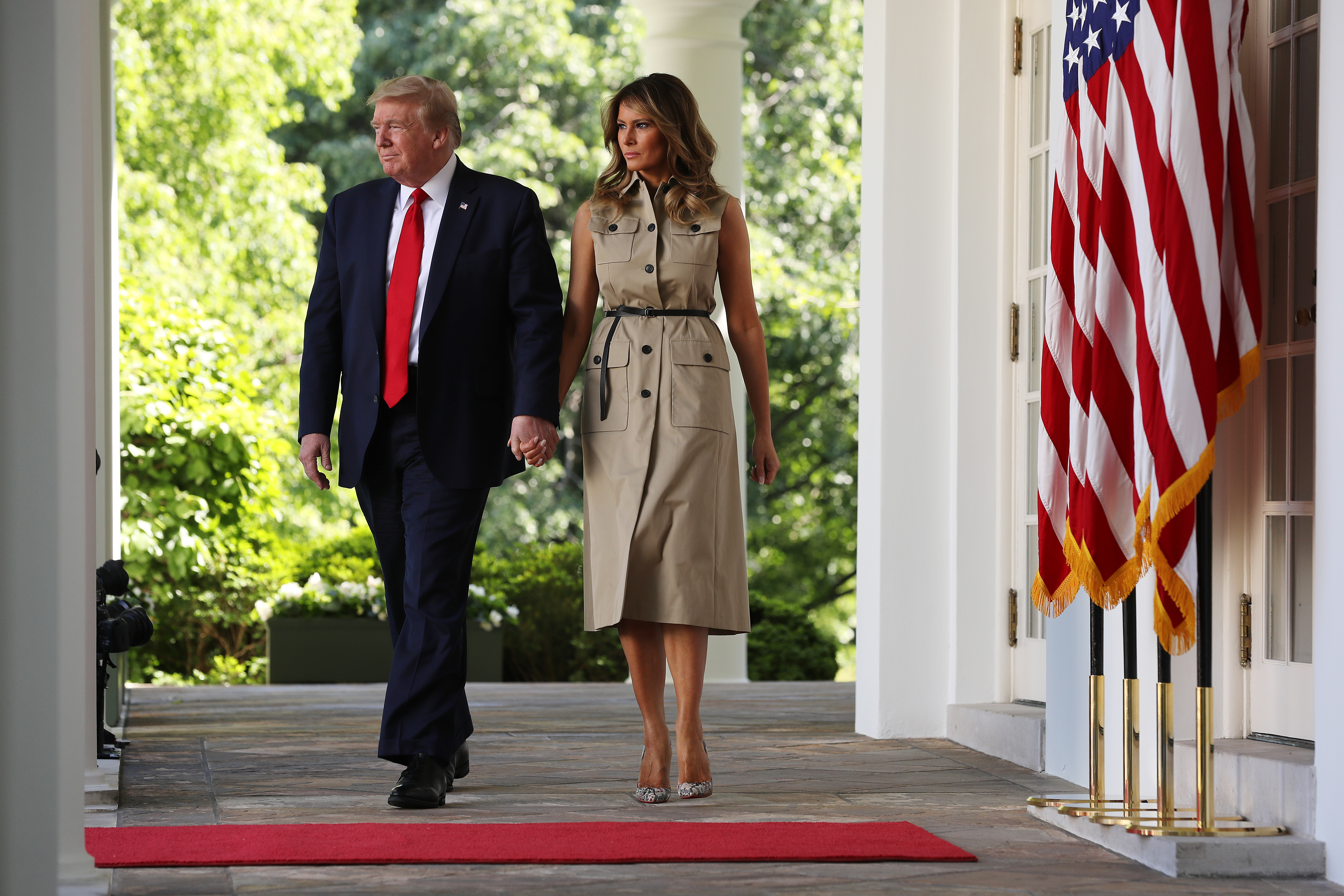 Donald et Melania Trump entrent dans la roseraie de la Maison-Blanche pour un événement organisé dans le cadre de la Journée nationale de la prière, le 7 mai 2020 à Washington. | Source : Getty Images