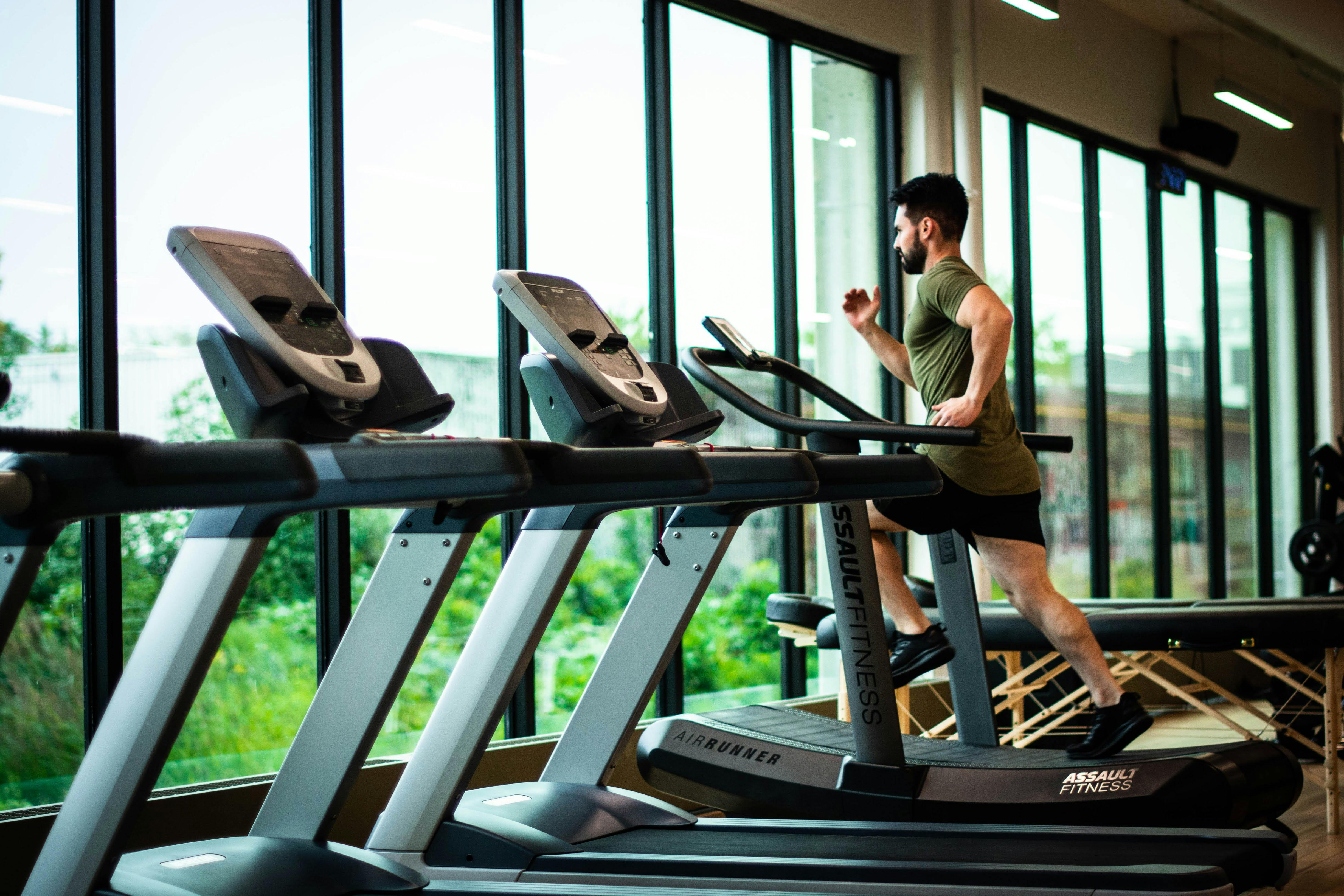 Homme courant dans un gymnase | Source : Pexels