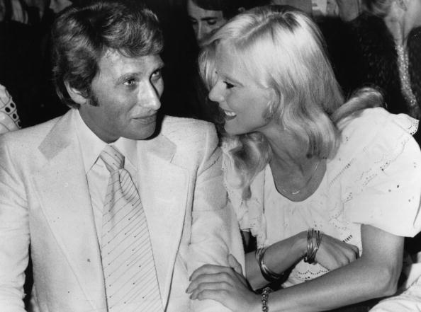 vers 1972 : Les chanteurs pop français Johnny Hallyday et Sylvie Vartan. | Photo : Getty Images