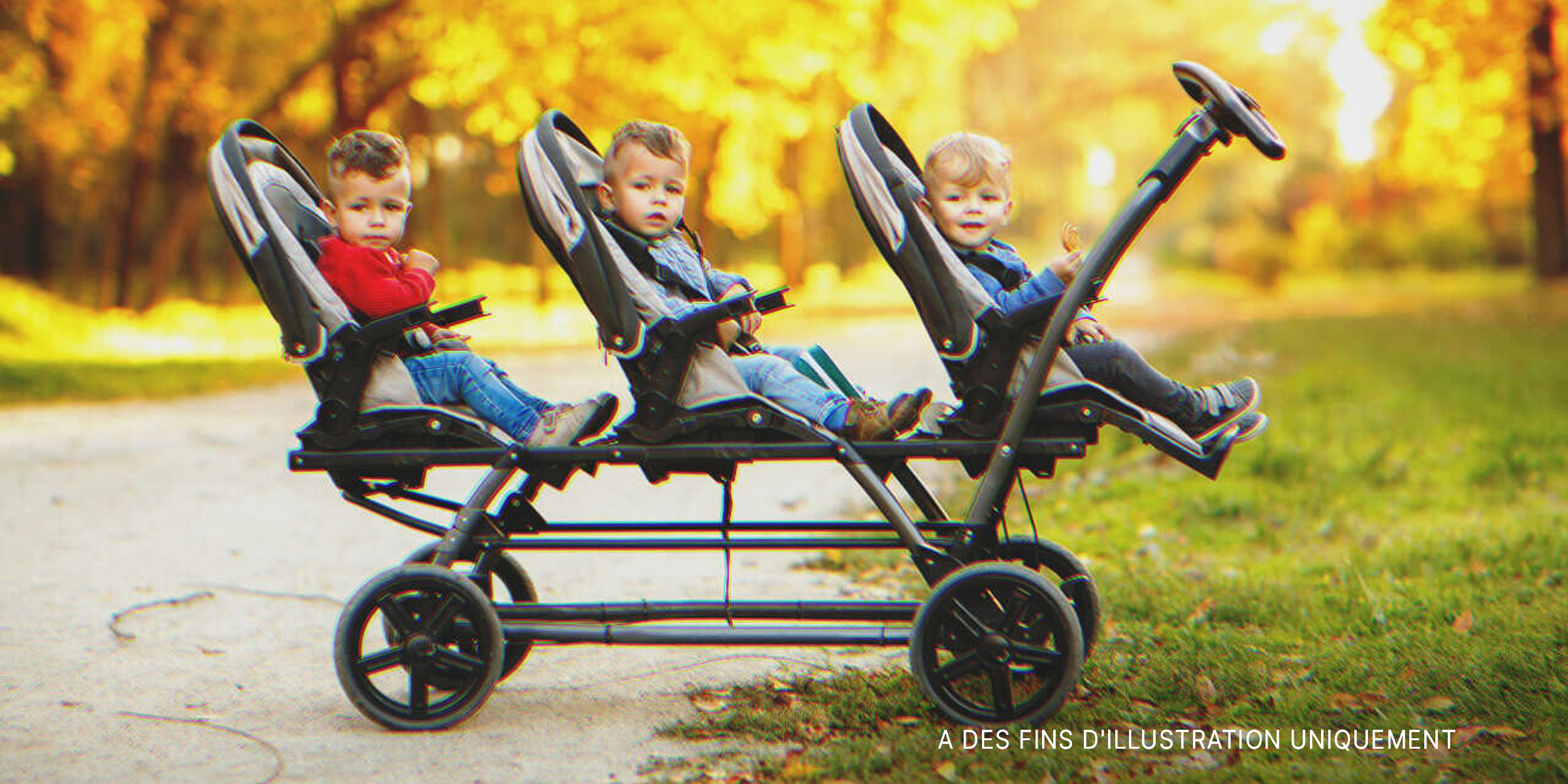 Des triplés joyeux dans un parc. | Source : Shutterstock