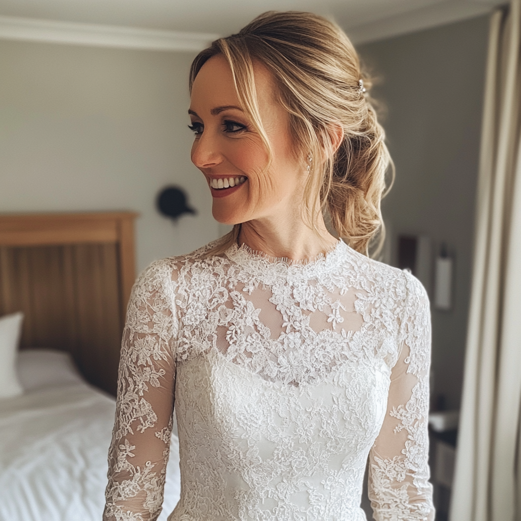 Une femme souriante en robe de mariée | Source : Midjourney