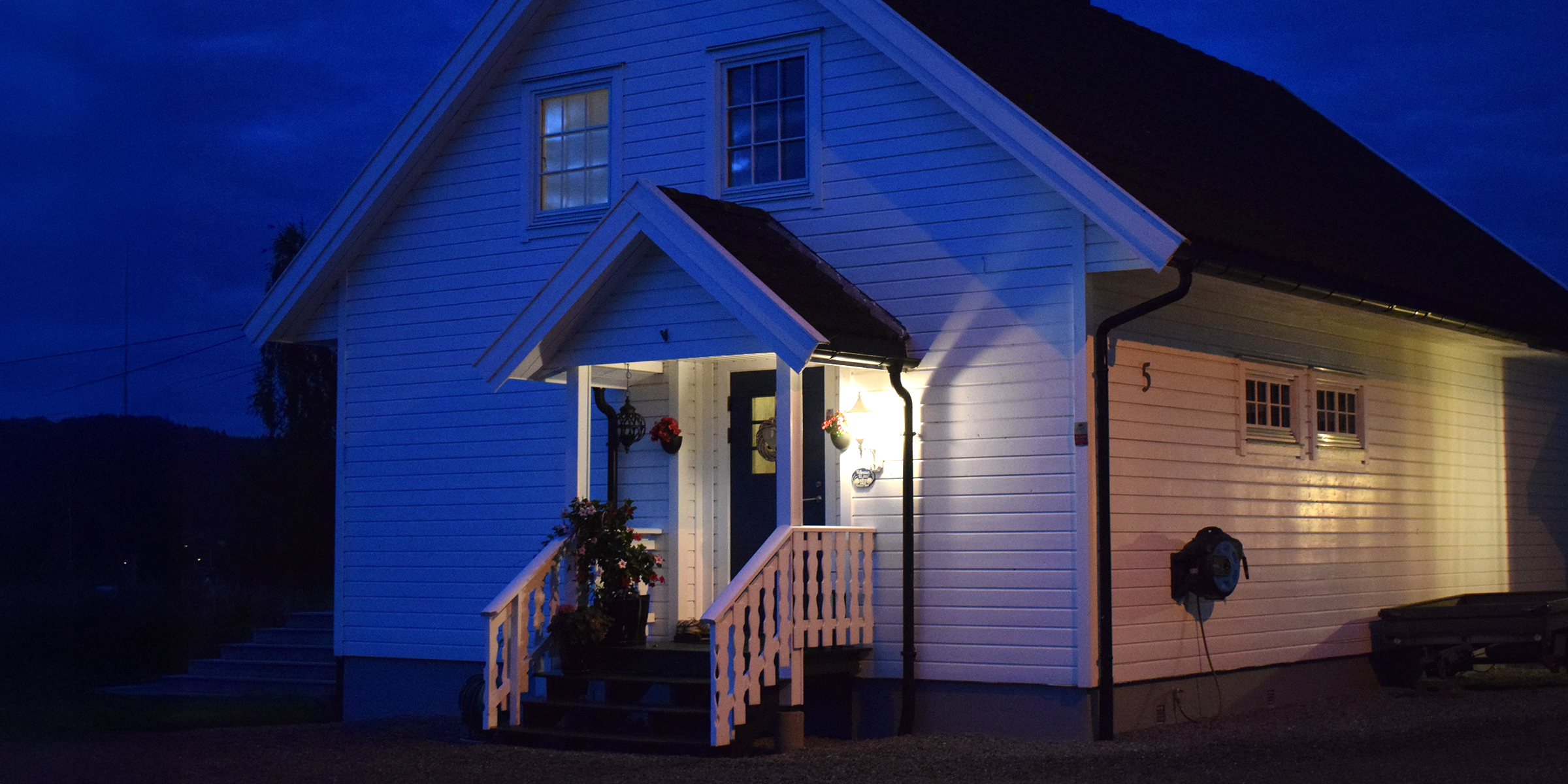 Une maison de banlieue la nuit | Source : Shutterstock