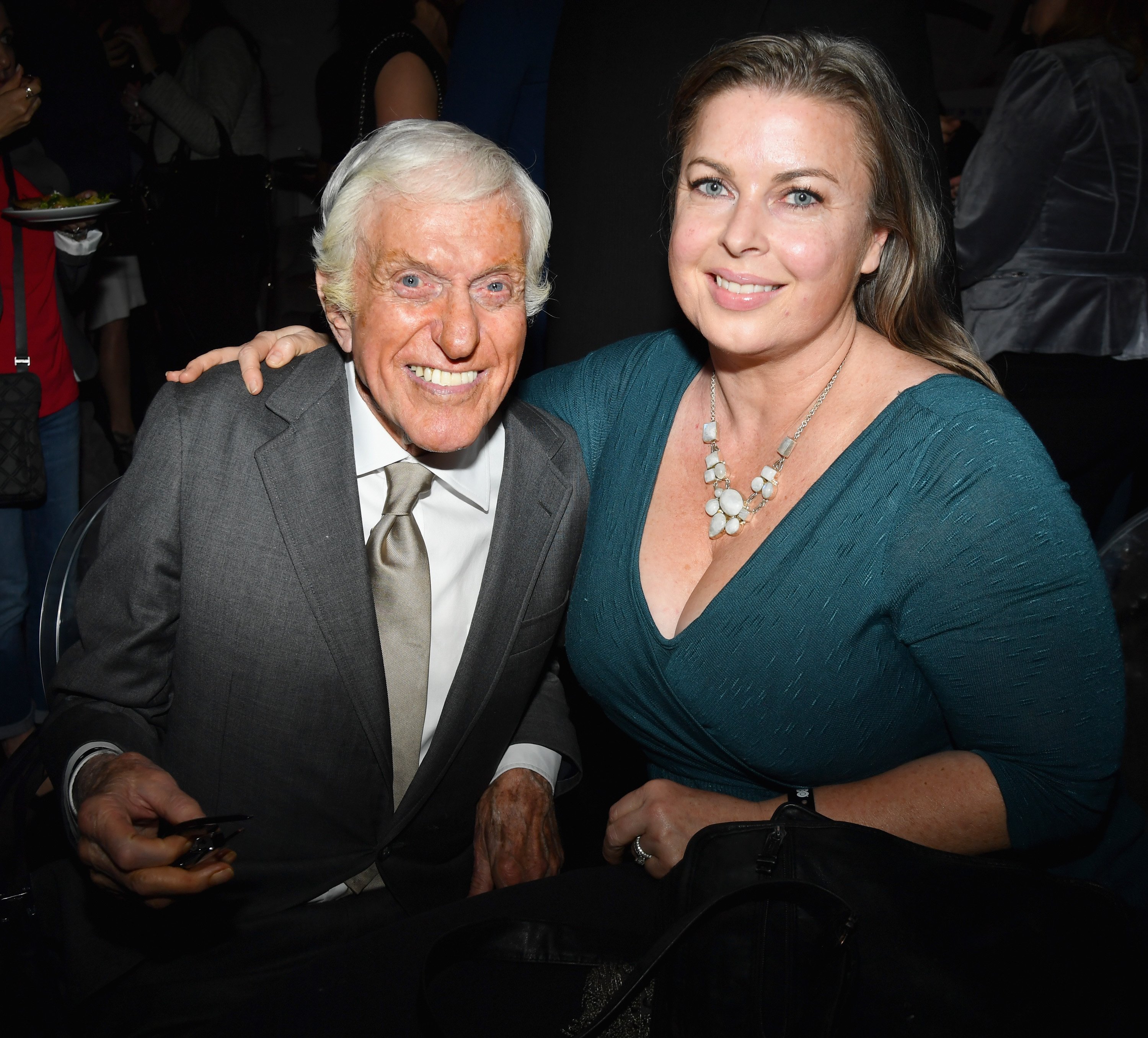 Dick Van Dyke et Arlene Silver à l'avant-première à Los Angeles de "If You're Not In The Obit, Eat Breakfast" de HBO Documentaries le 17 mai 2017, à Beverly Hills, Californie. | Source : Getty Images