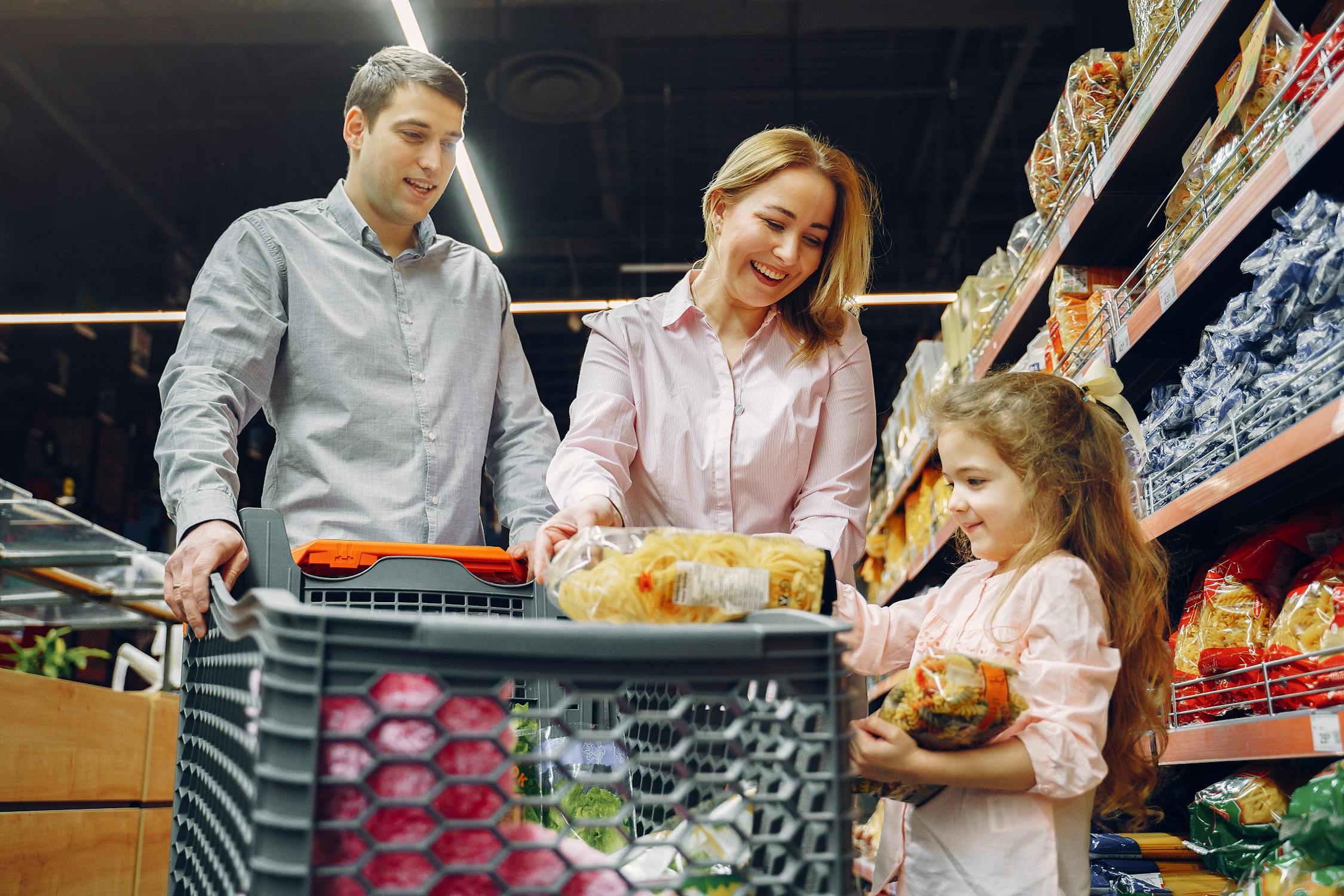 Une famille en train de faire ses courses | Source : Pexels
