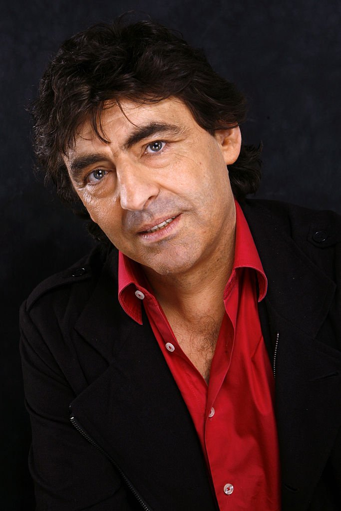 Claude Barzotti sur le plateau de l'émission "Les Grands du Rire". | Photo : Getty Images