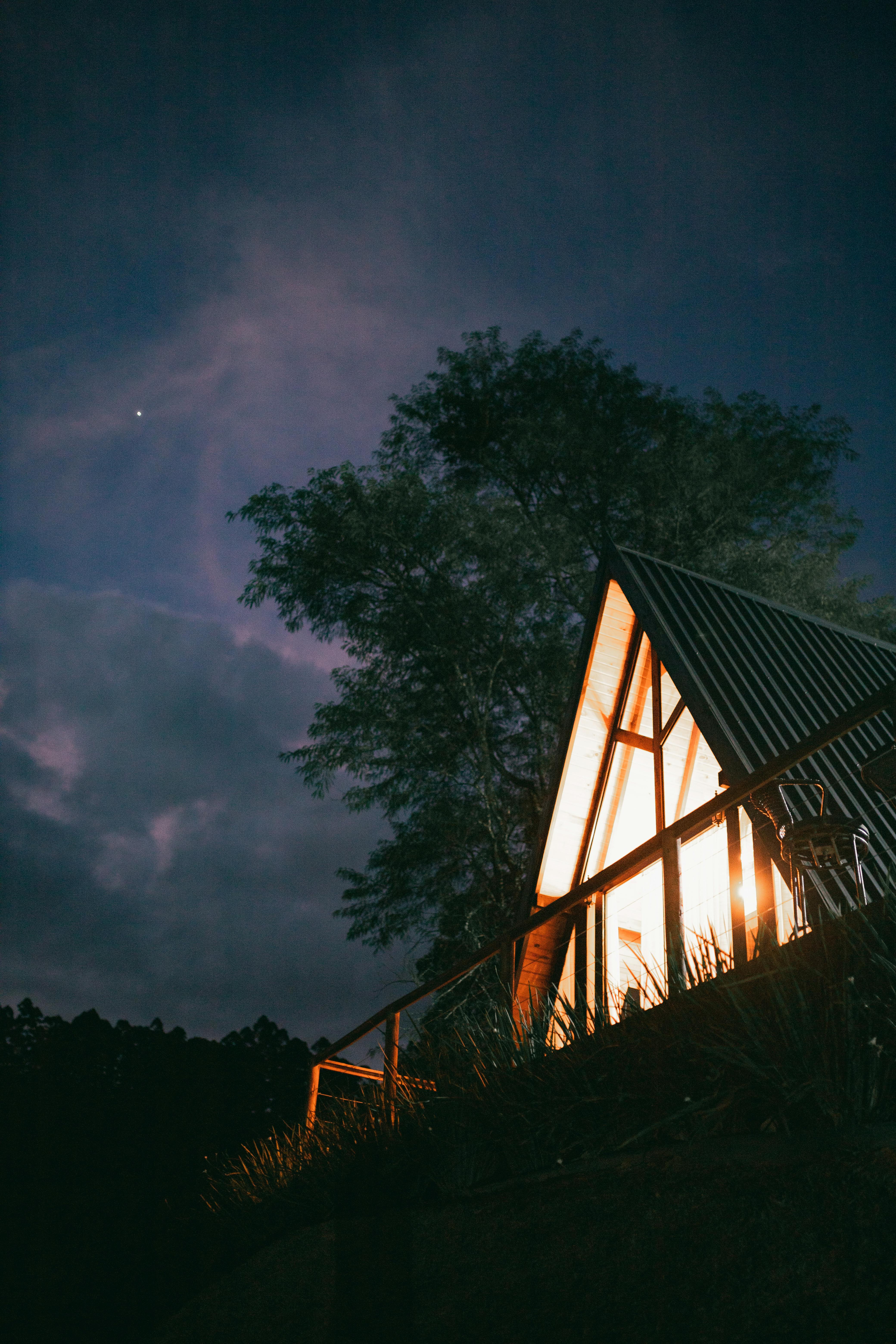 Une maison la nuit | Source : Pexels