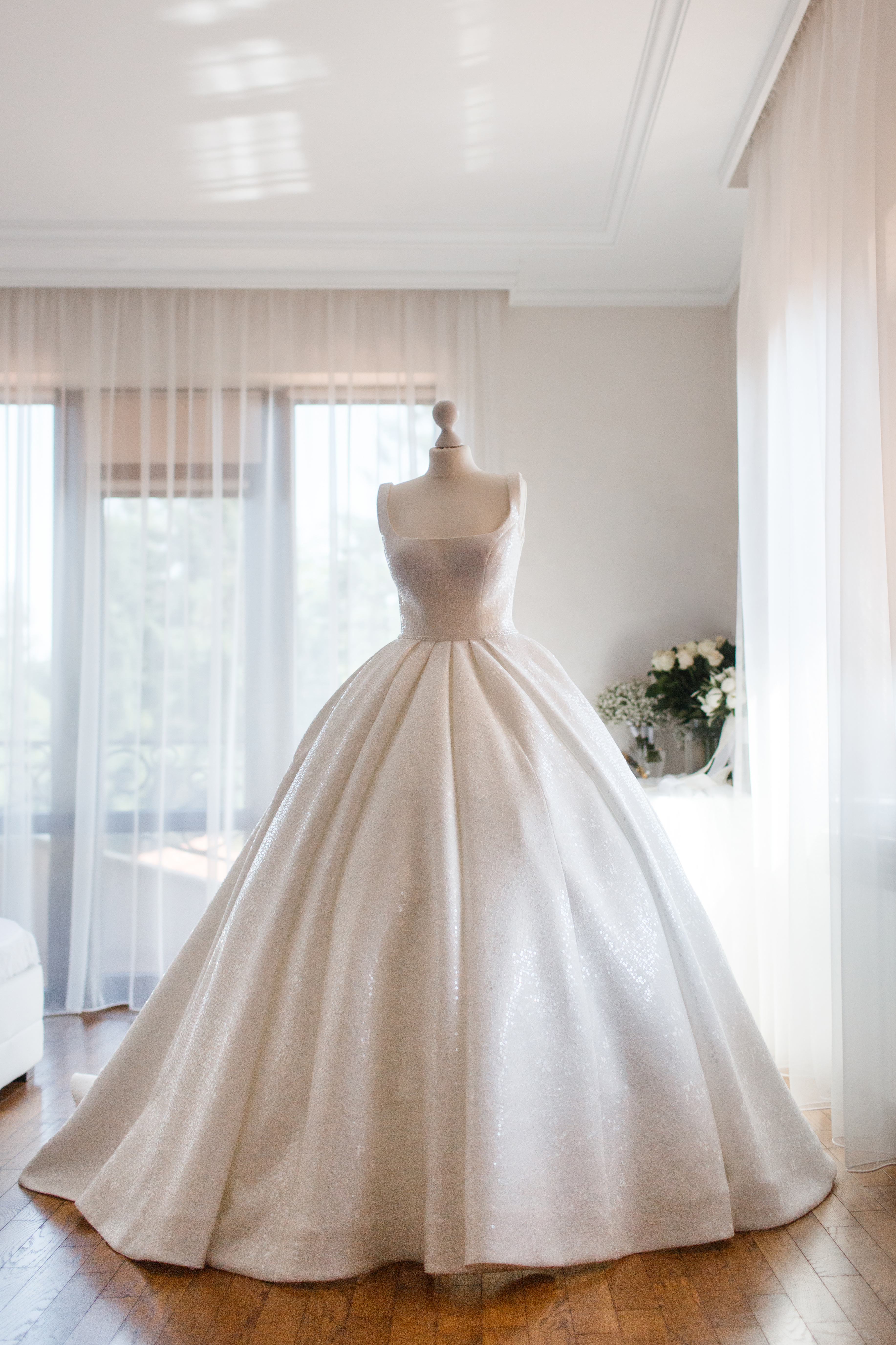 Une robe de mariée sur un mannequin dans un magasin | Source : Getty Images
