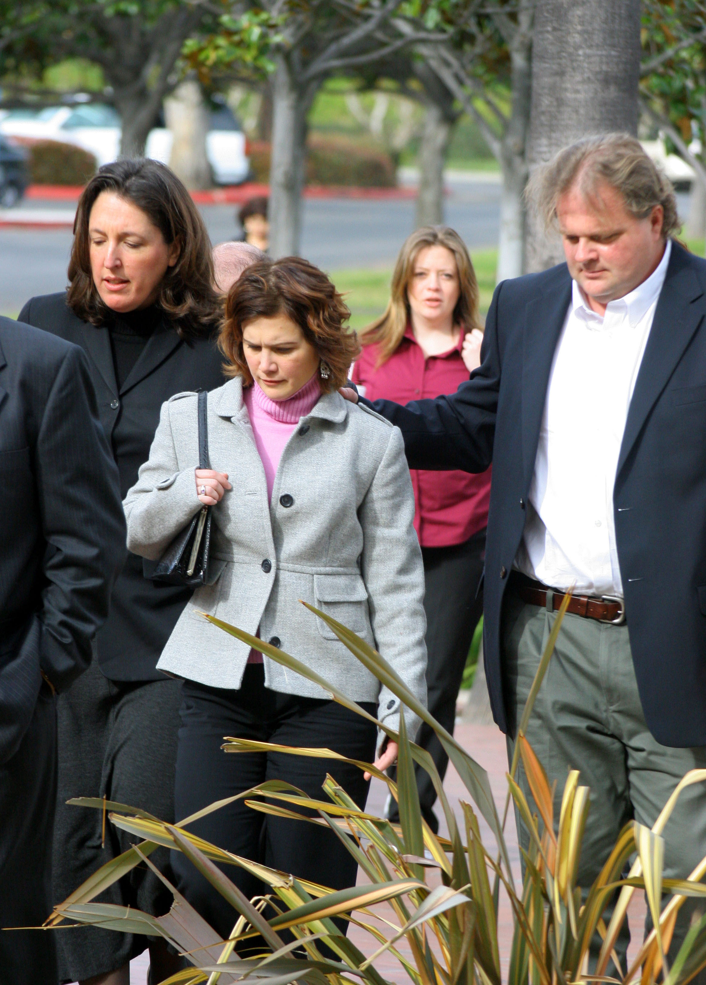 L'avocat de la défense Blair Berk, Tracey Gold et son mari Roby Marshall à la salle de justice de Ventura pour une comparution au tribunal le 6 janvier 2005, à Ventura, Californie. | Source : Getty Images