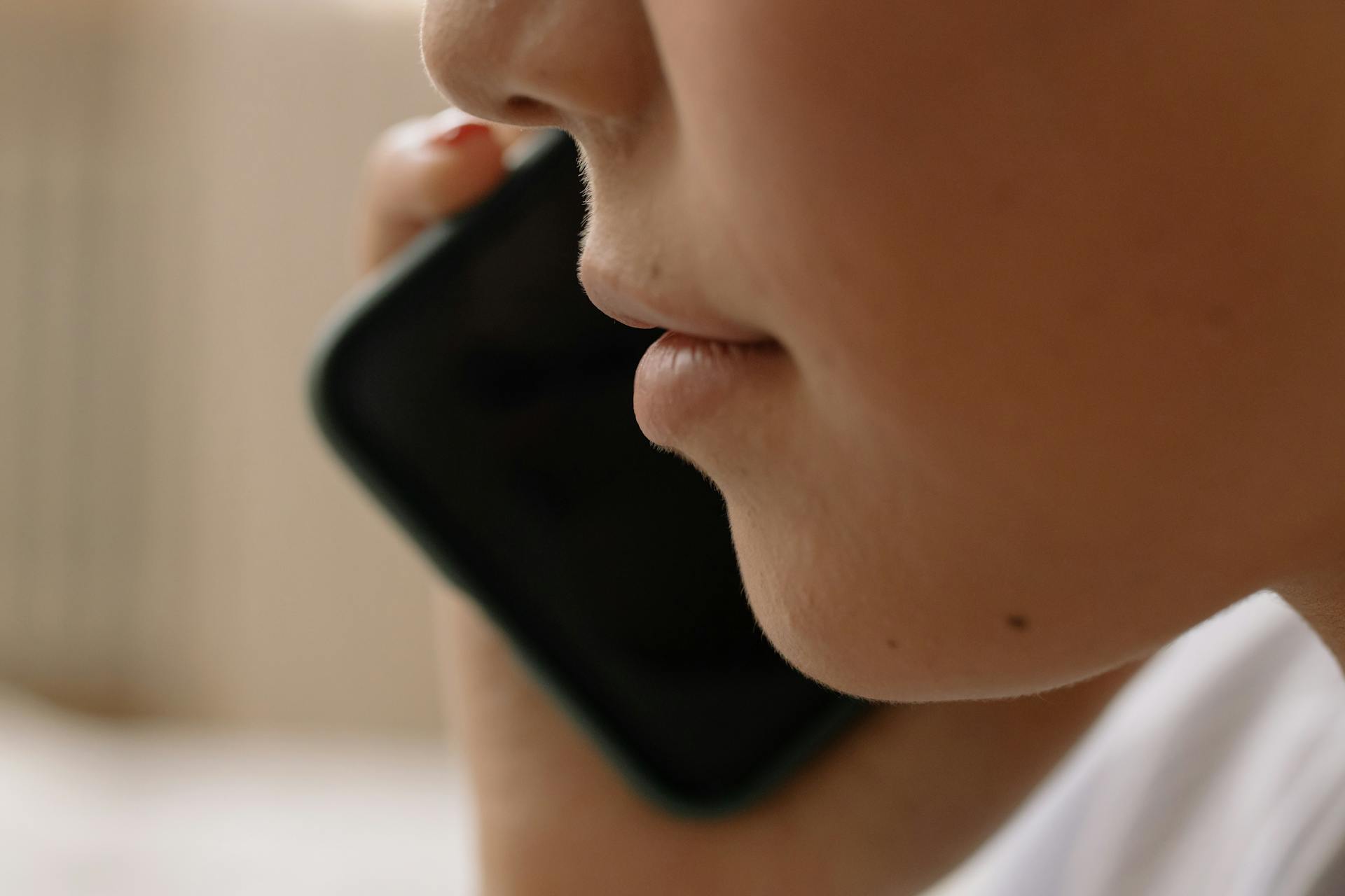 Une femme sur un appel | Source : Pexels