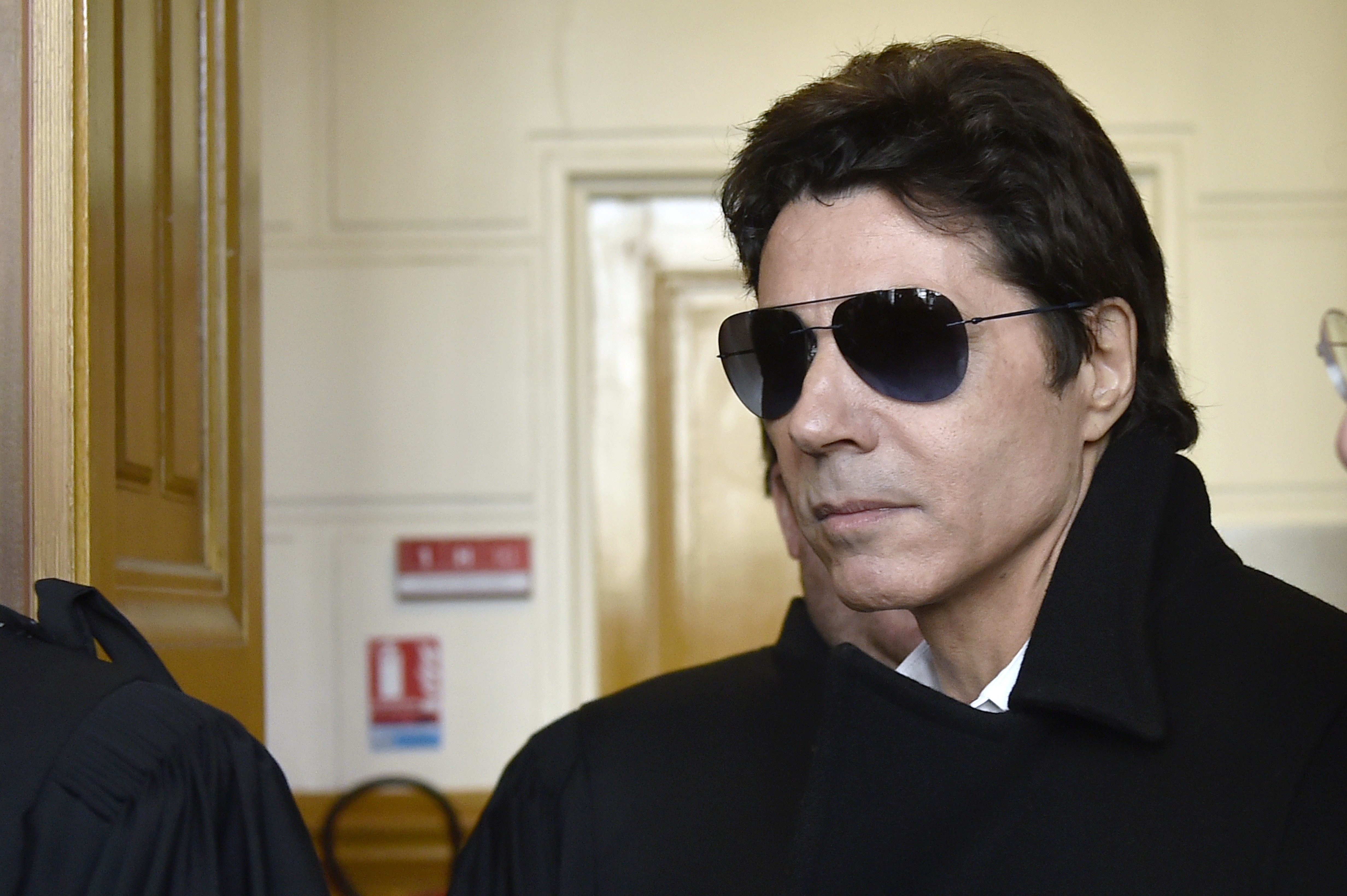 Le chanteur français Jean-Luc Lahaye arrive au palais de justice de Paris, le 23 mars 2015, pour assister à son procès pour corruption de mineure de moins de 15 ans. | Source : Getty Images