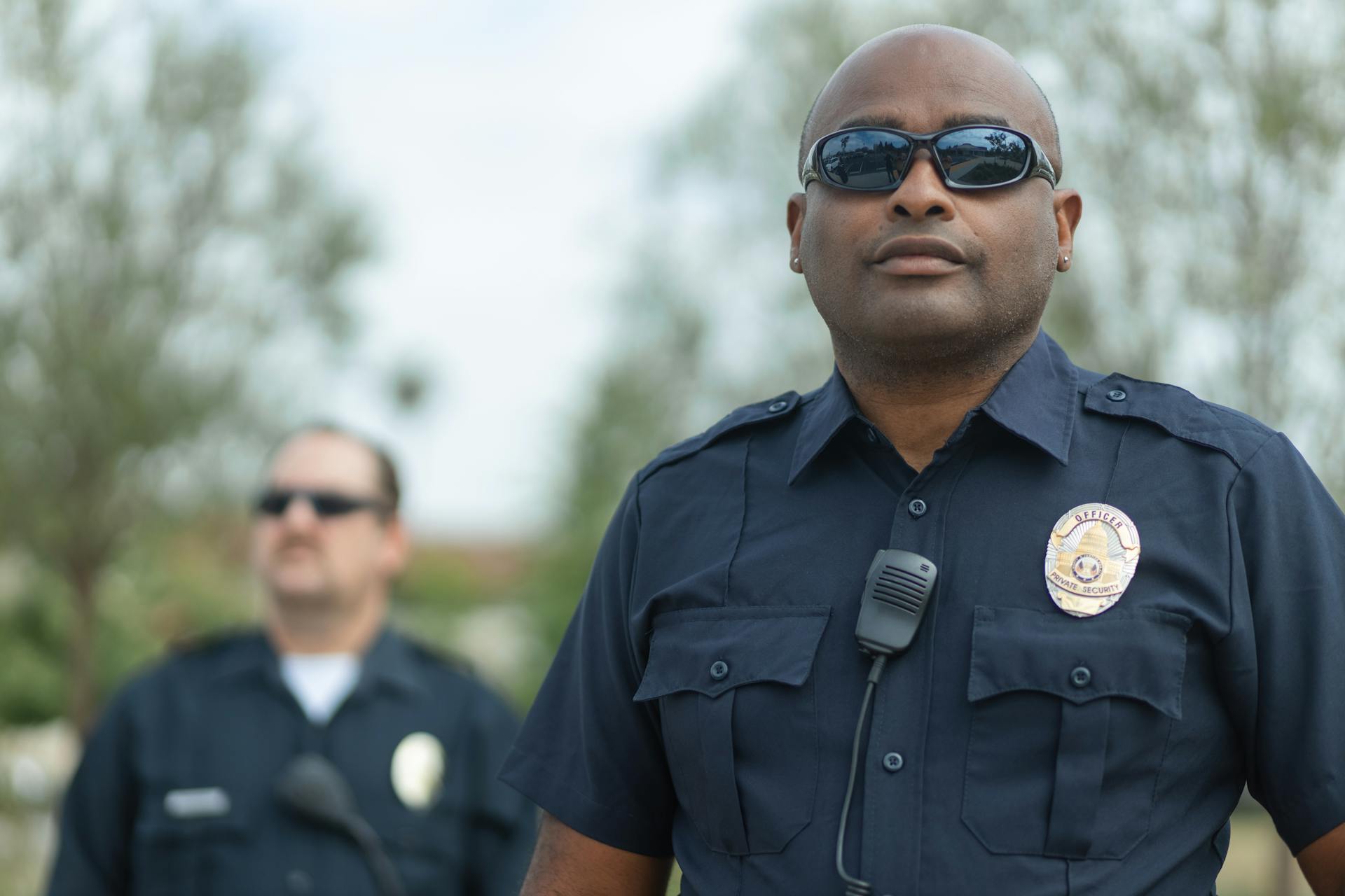 Des policiers devant une maison | Source : Pexels