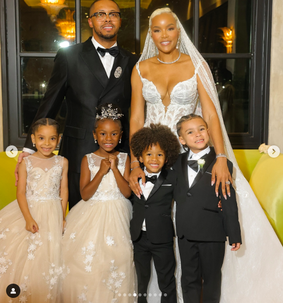 LeToya Luckett et Taleo Coles posant avec les enfants de LeToya et d'autres proches le jour de leur mariage, posté le 2 août 2024 | Source : Instagram/iamaventergray