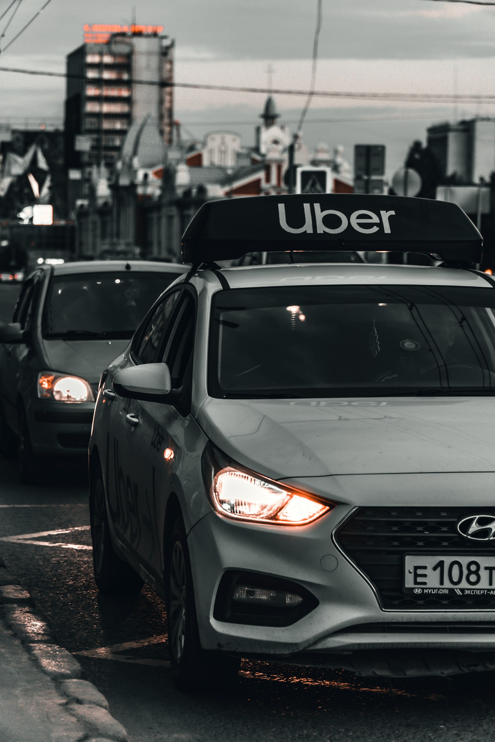 Un Uber dans la rue | Source : Unsplash