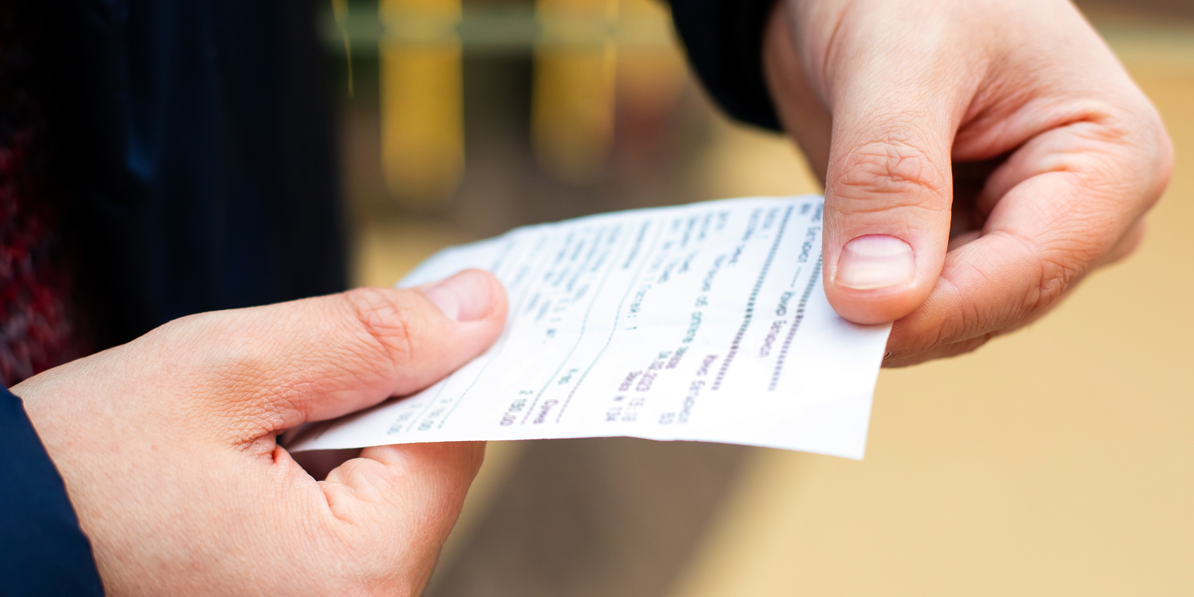 Les mains d'une personne tenant un reçu | Source : Shutterstock