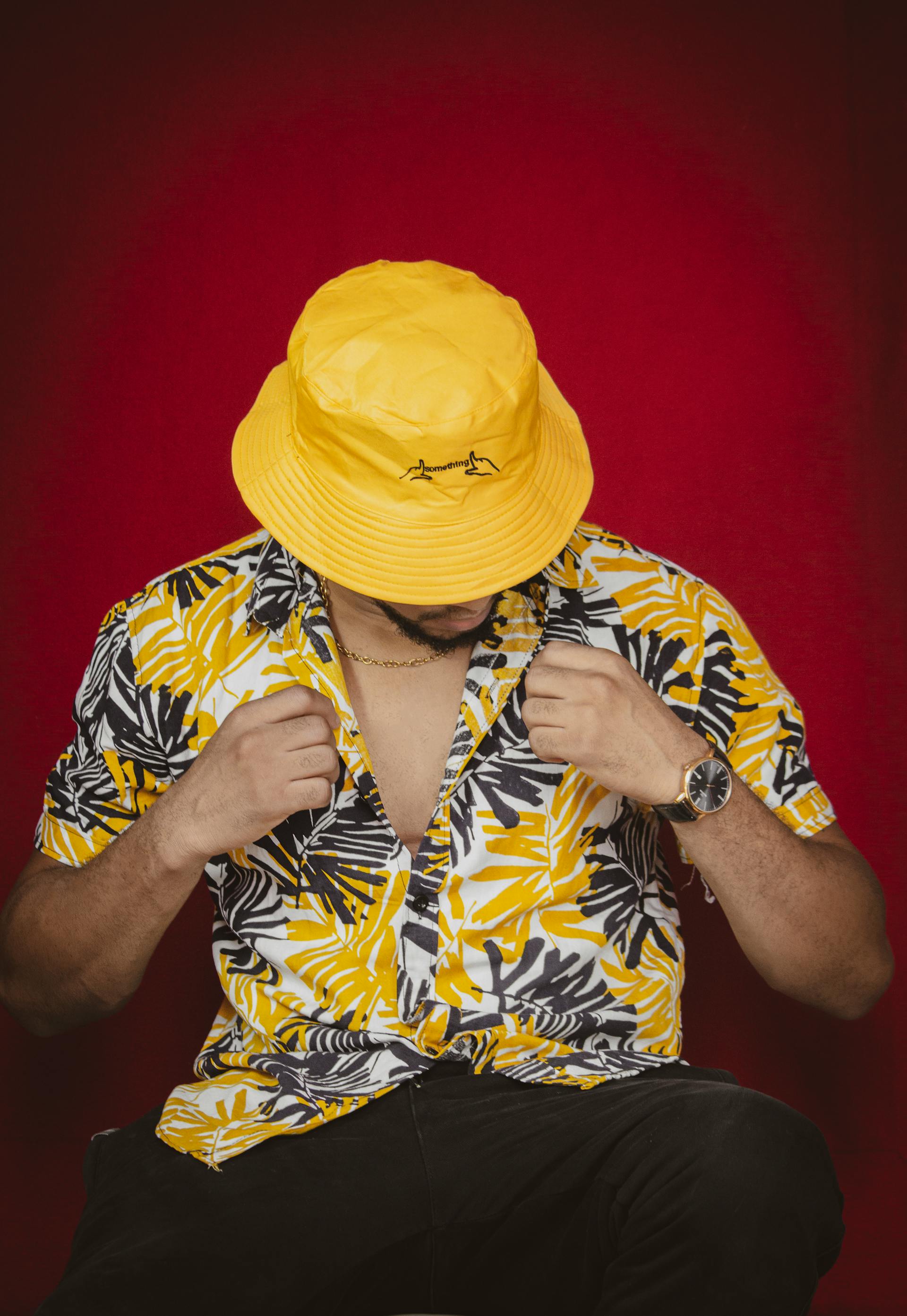 Un homme vêtu d'une chemise hawaïenne jaune et portant un chapeau seau assorti | Source : Pexels