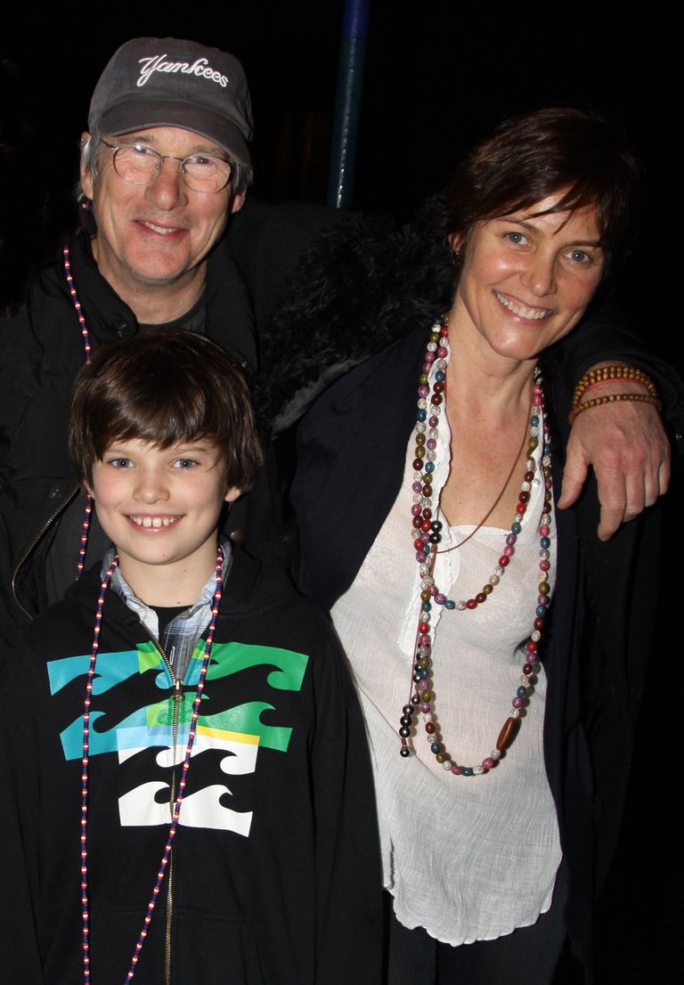 Richard Gere, Cary Lowell et son fils Homer Gere, le 14 mars 2010 à New York. | Source : Getty Images