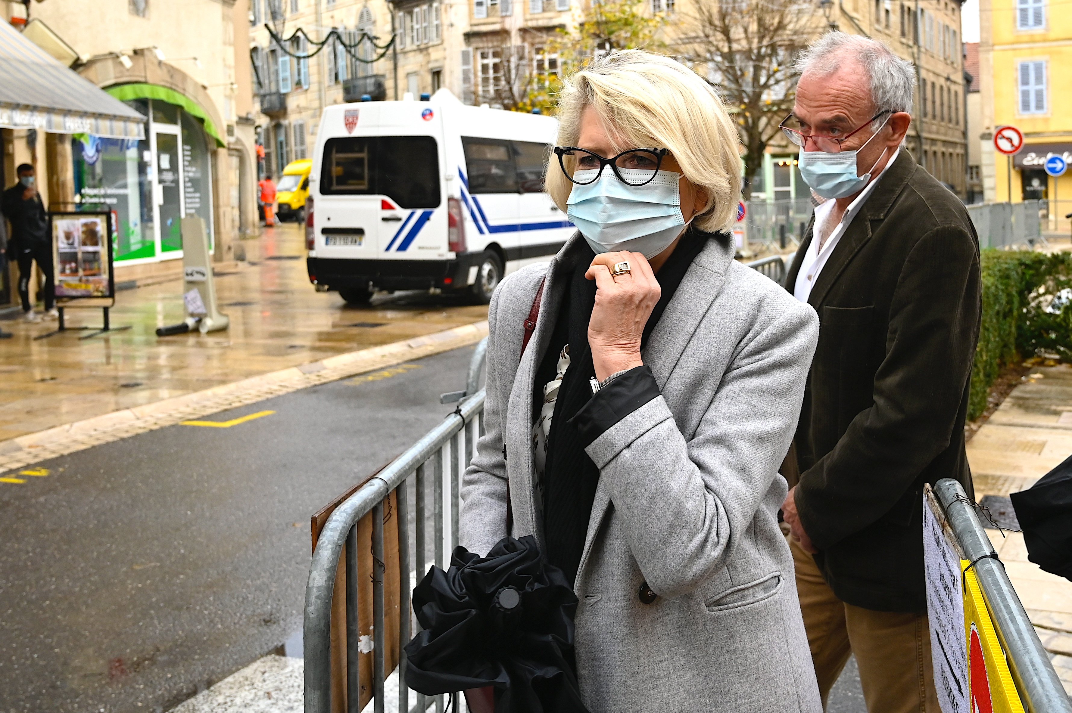 Les parents d'Alexia Daval, Jean-Pierre (2e à droite) et Isabelle Fouillot (à gauche), quittent le palais de justice de Besançon après l'audition de Jonathann Daval le 7 décembre 2018. | Photo : Getty Images