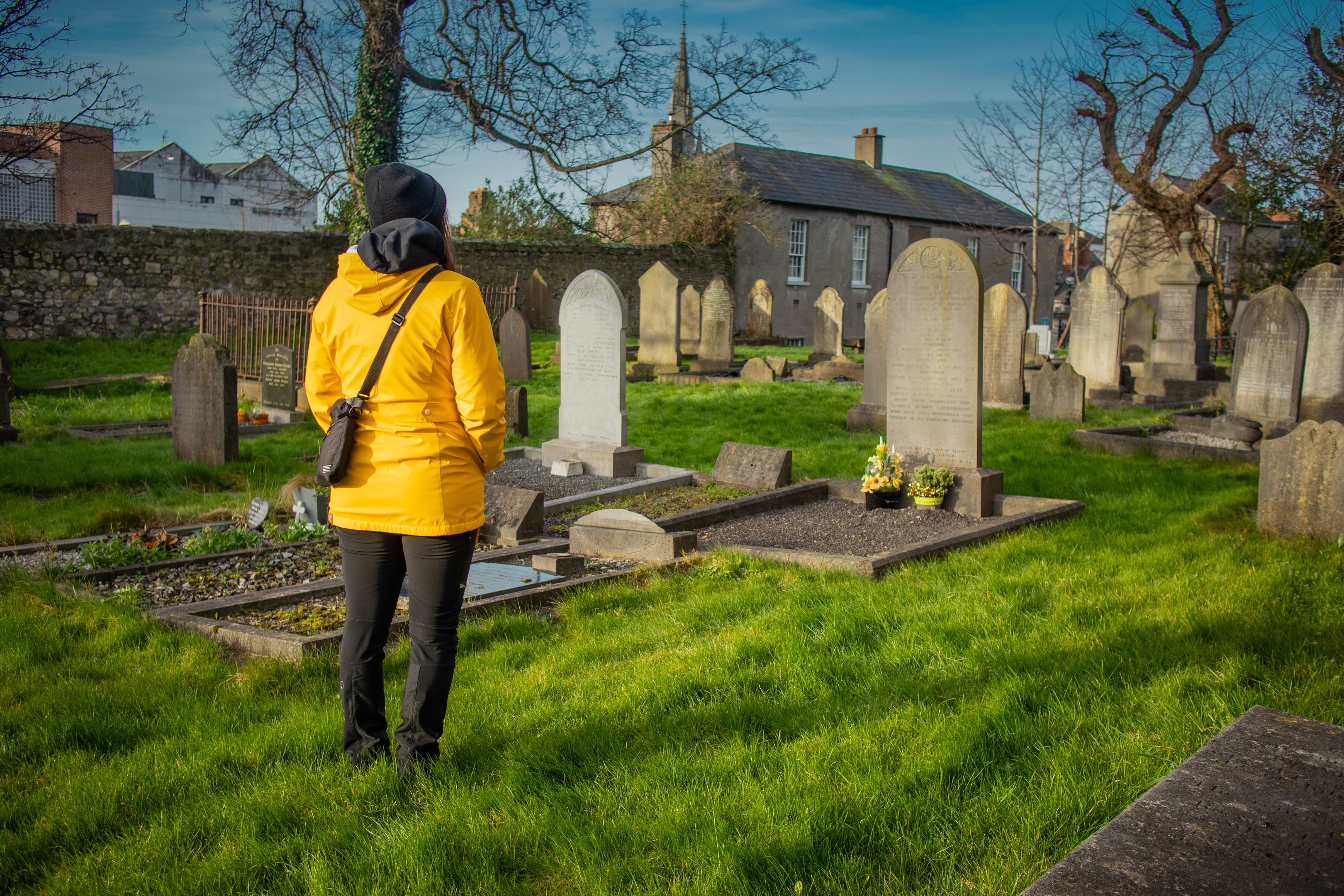 Une personne debout dans un cimetière | Source : Shutterstock