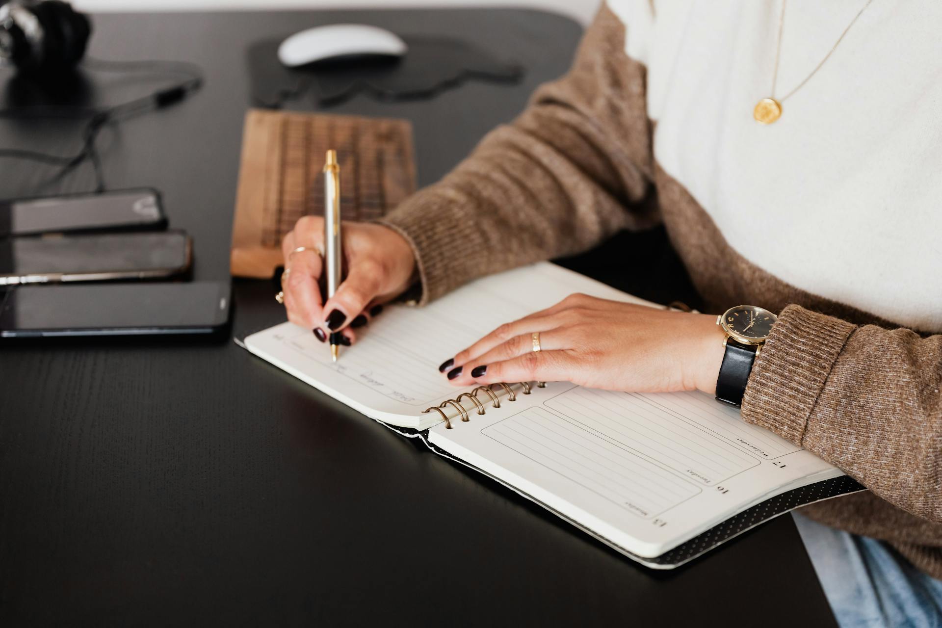 Une femme qui écrit dans son journal intime | Source : Pexels
