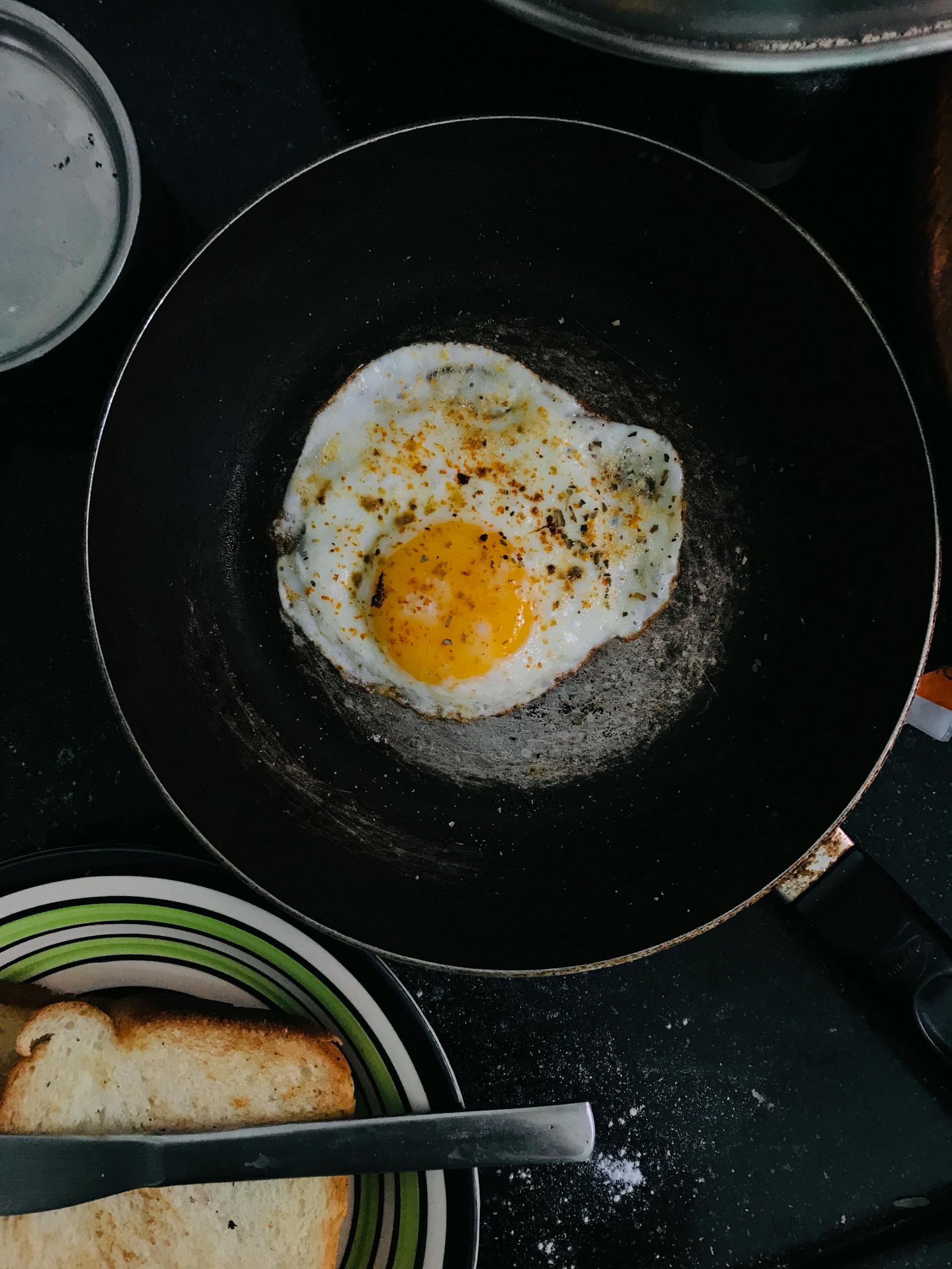 Un œuf cuit dans une poêle | Source : Pexels