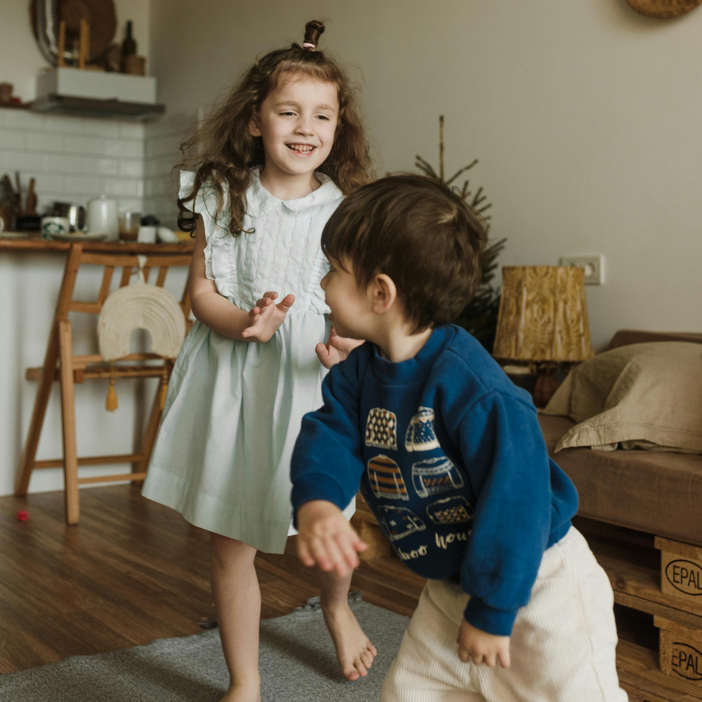 Des enfants jouant à l'intérieur de manière turbulente | Source : Pexels