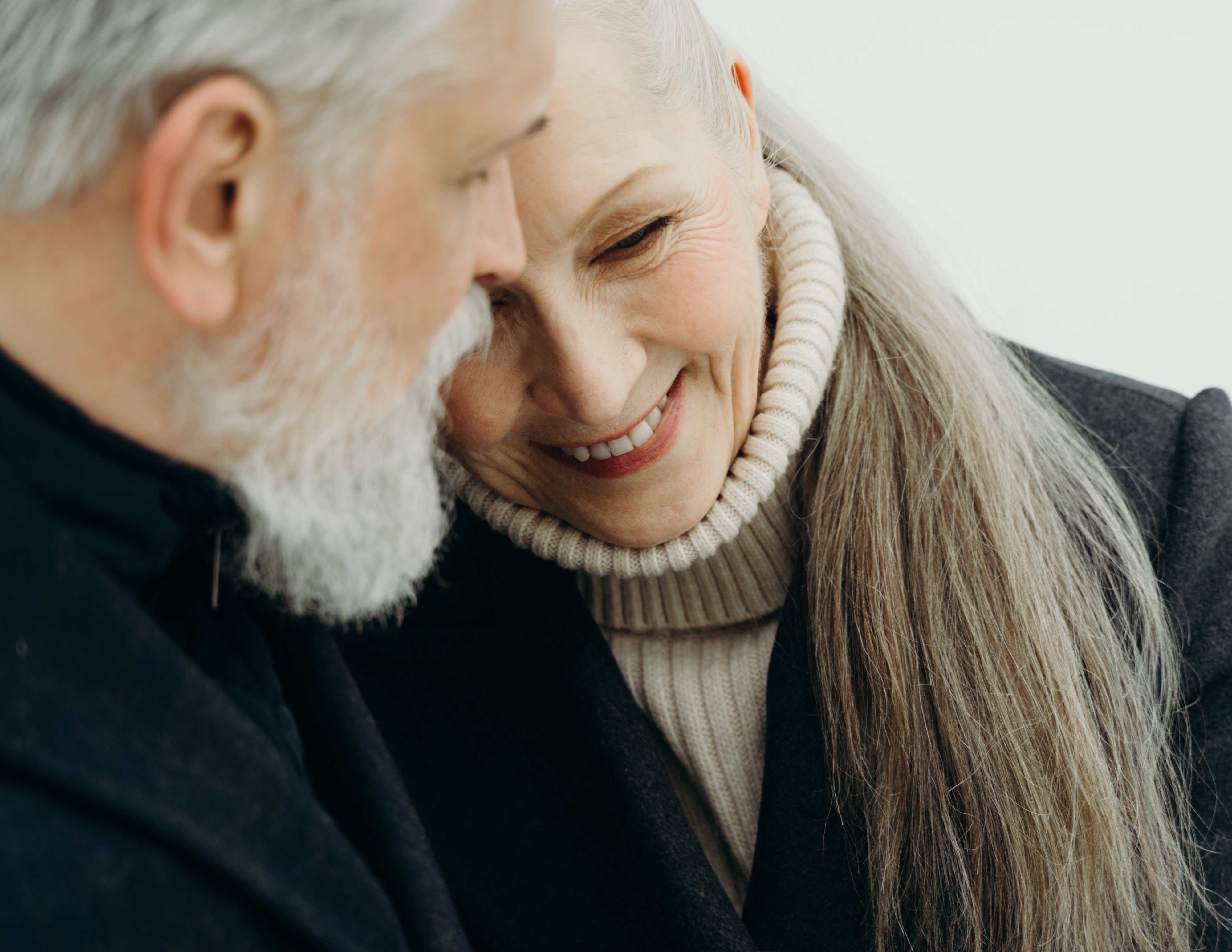 Un couple de personnes âgées qui sourit. | Source : Pexels