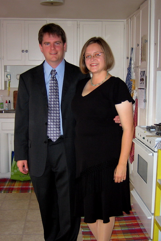 Una mujer con un vestido negro con un hombre | Fuente: flickr.com/chris_radcliff