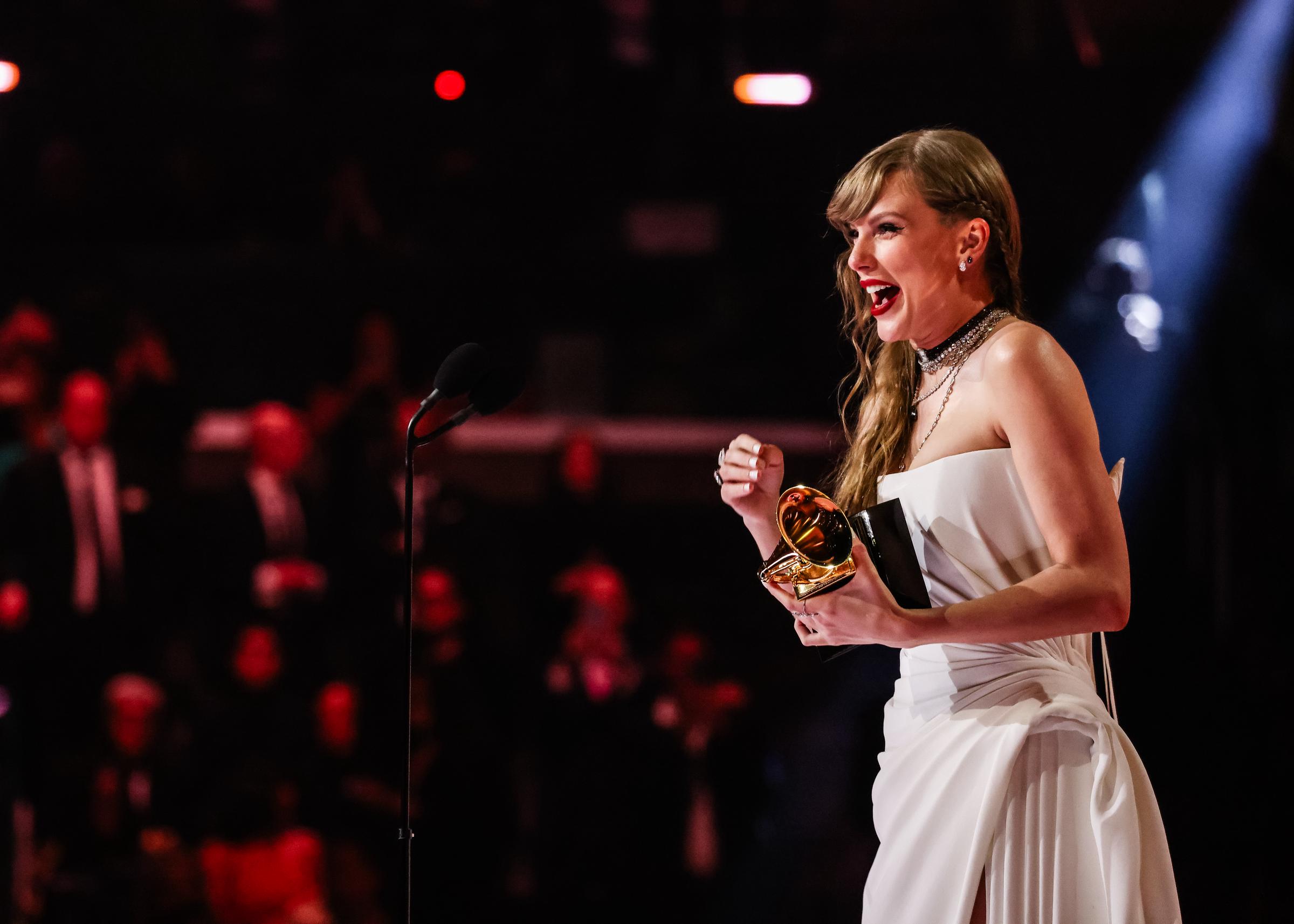 Taylor Swift accepte le prix de l'album de l'année pour "Midnights" lors de la 66e édition des GRAMMY Awards à Los Angeles, en Californie, le 4 février 2024 | Source : Getty Images