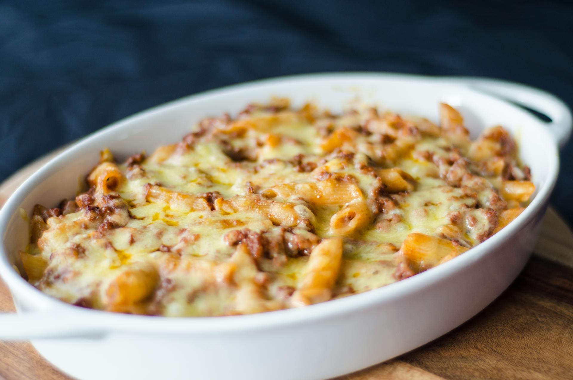 Macaronis au fromage dans un plat de cuisson | Source : Pexels