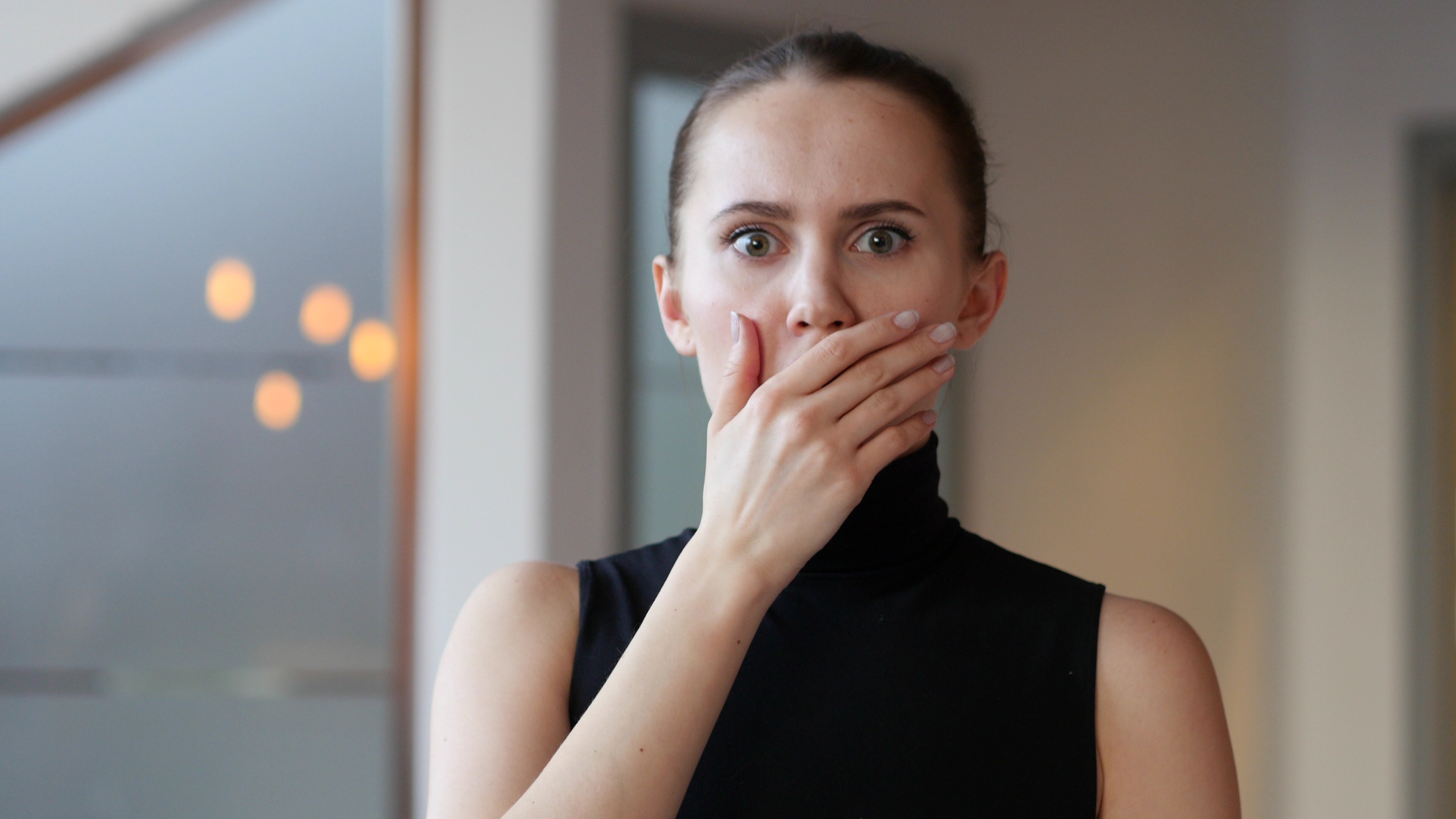 Une femme choquée avec sa main sur sa bouche | Source : Shutterstock