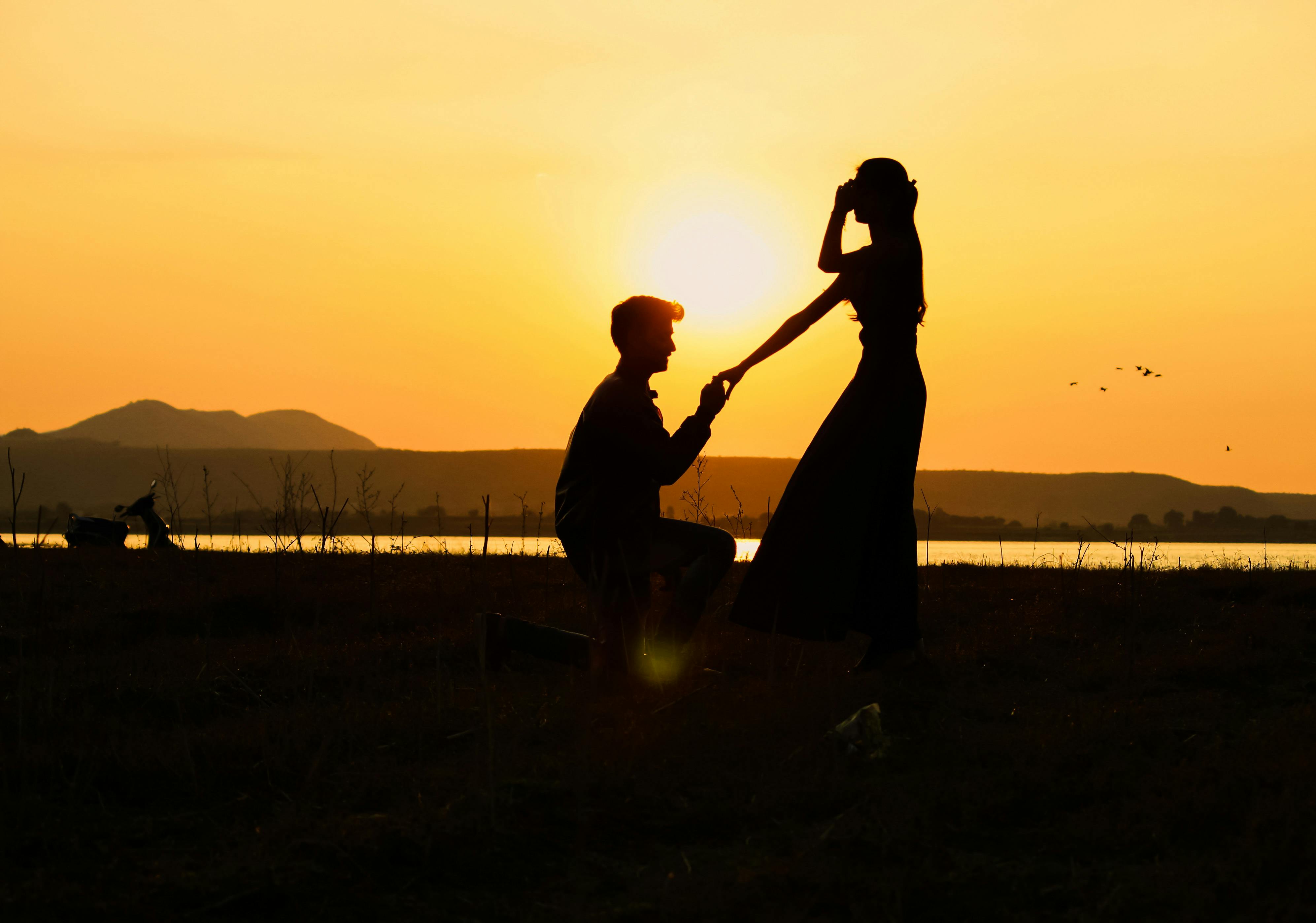 Un homme demande une femme en mariage sur la plage | Source : Pexels