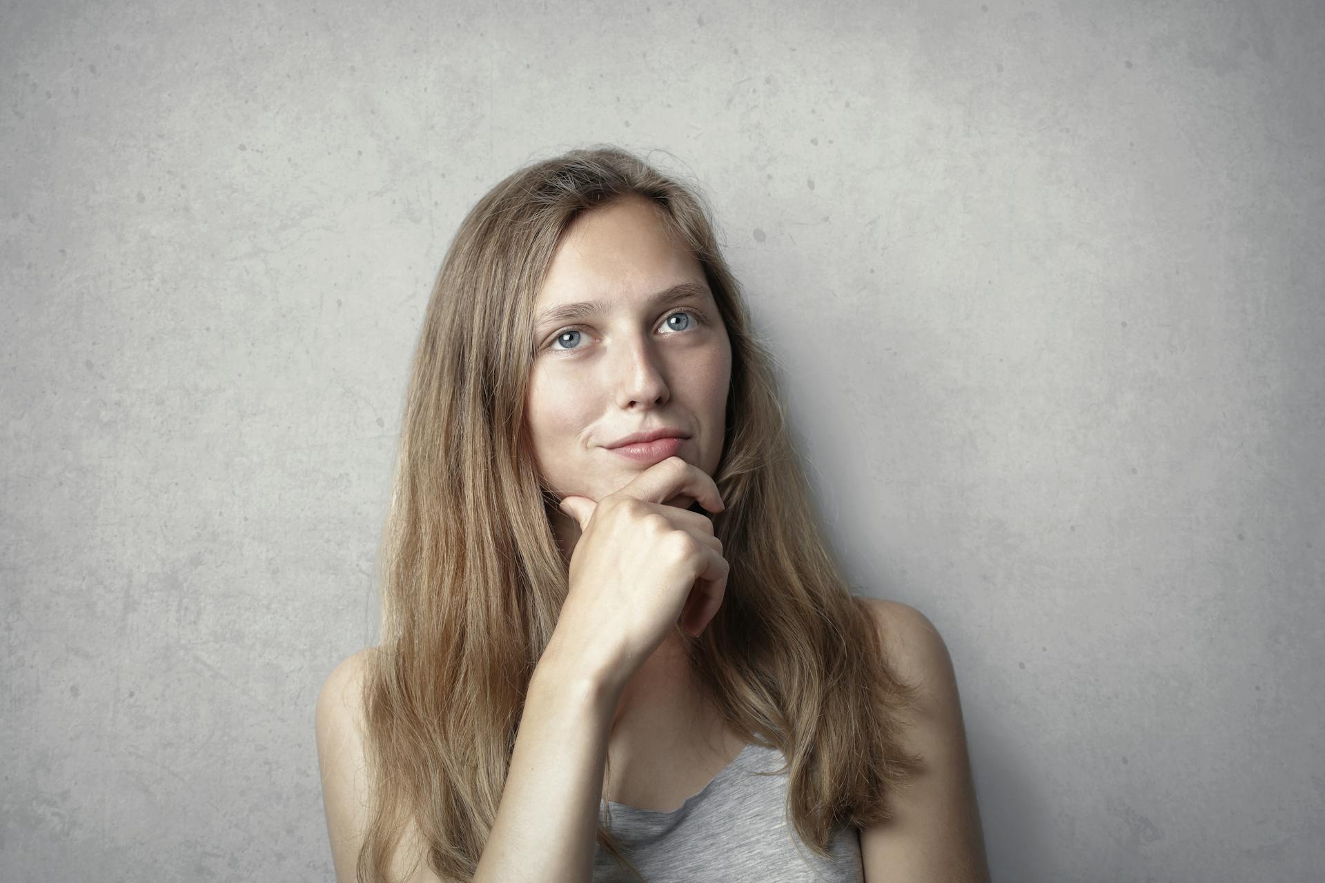 Une femme pensive qui se tient le menton | Source : Pexels