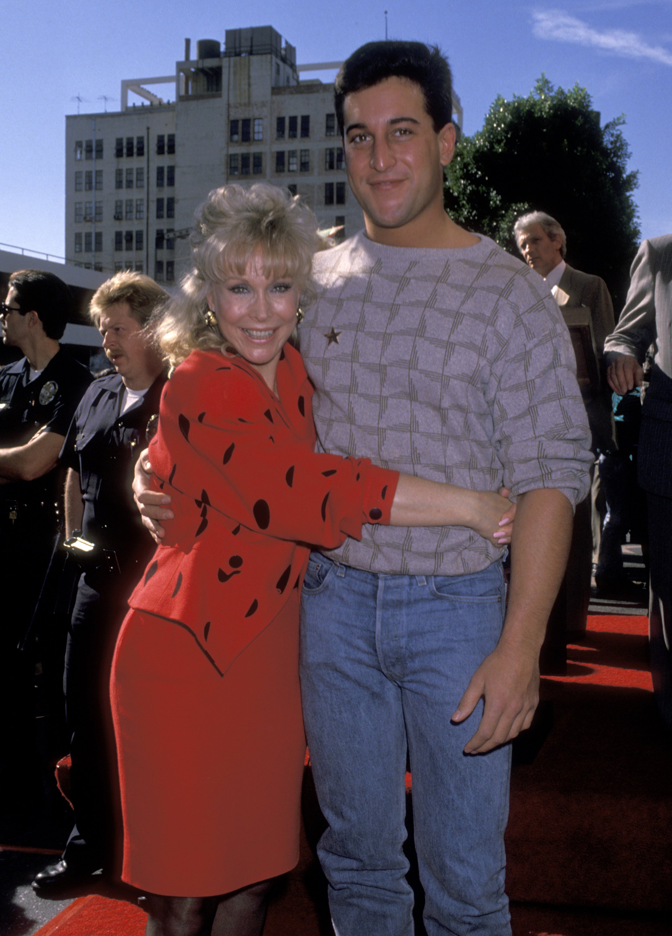 Barbara Eden et Matthew Ansara le 17 novembre 1988 au 7003 Hollywood Boulevard à Hollywood, Californie | Source : Getty Images